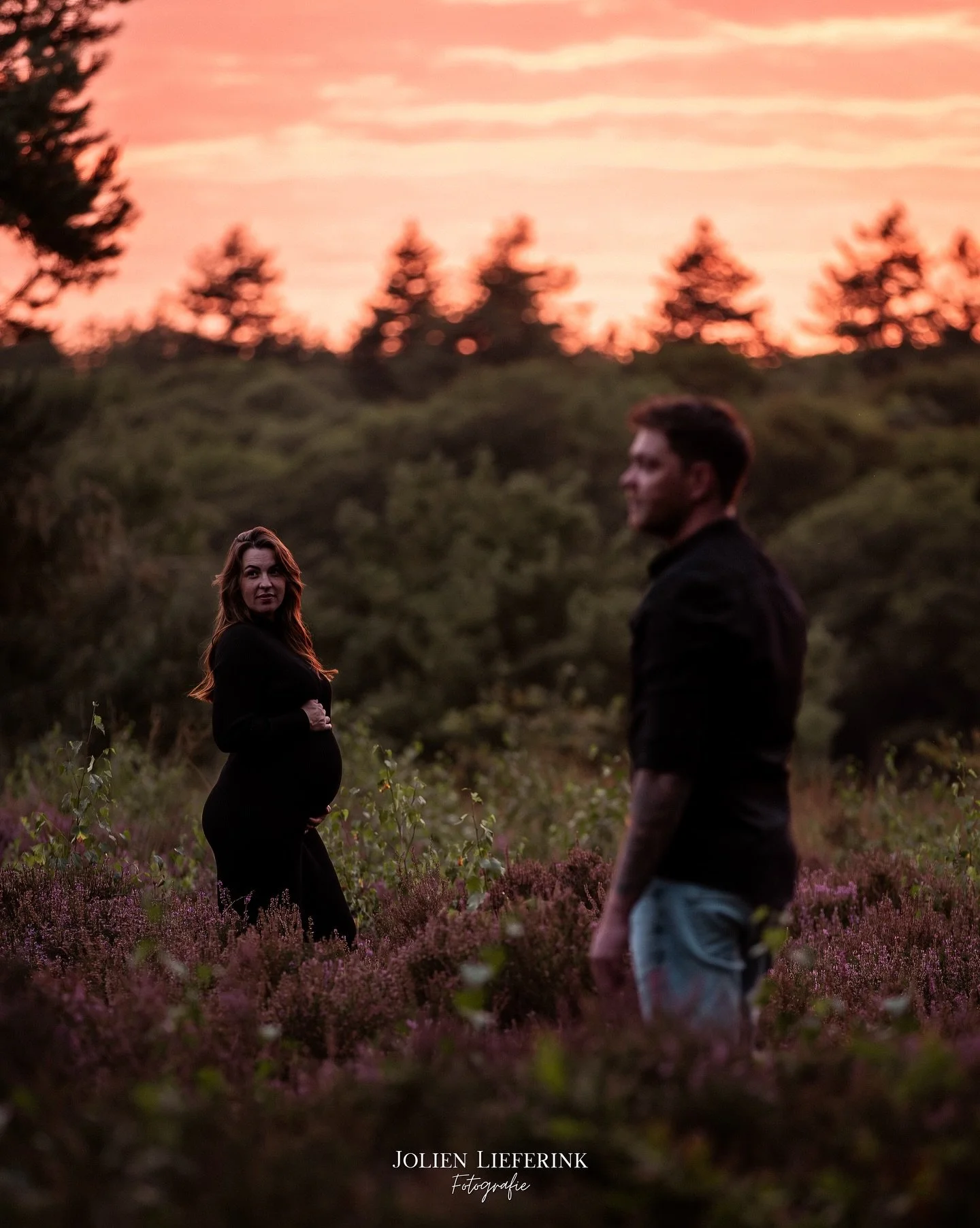 ✨Herfst✨

De herfst is misschien wel het mooiste seizoen voor een fotoshoot. De natuur kleurt warm en intens, de luchten zijn vaak spannend en het zachte licht maakt alles extra sfeervol. En doordat de zon al vroeg ondergaat, is een golden hour shoot
