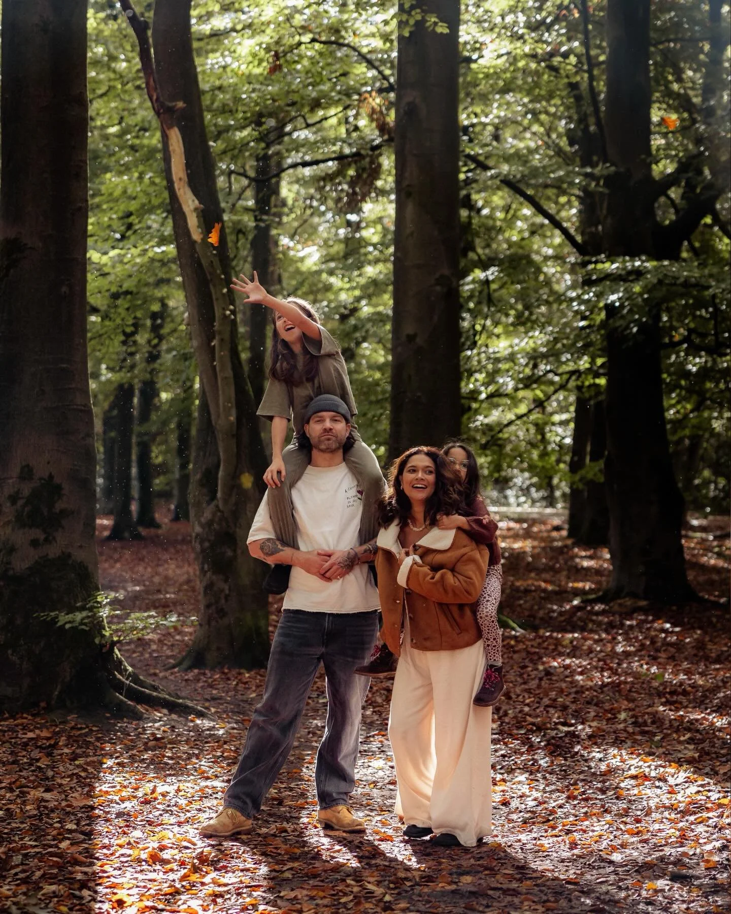 ✨The story of us into the wild light✨

Meer dan alleen foto&rsquo;s voor aan de muur waarop jullie mooi op staan.Een tastbaar verhaal in beelden vastgelegd zoals jullie echt zijn. Om later doorheen te bladeren. Om bij weg te zwijmelen. Om te voelen: 