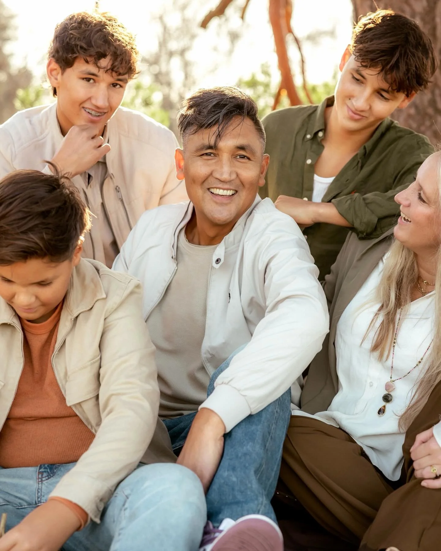 ✨Met een gouden rand✨

Oh wat was deze shoot bijzonder. Zo&rsquo;n sterke, liefdevol en inspirerend gezin. Deze shoot had een dubbele laag en maakte het daardoor nog meer bijzonder. Een shoot met een gouden randje. 

Soms maakt een bepaalde periode o