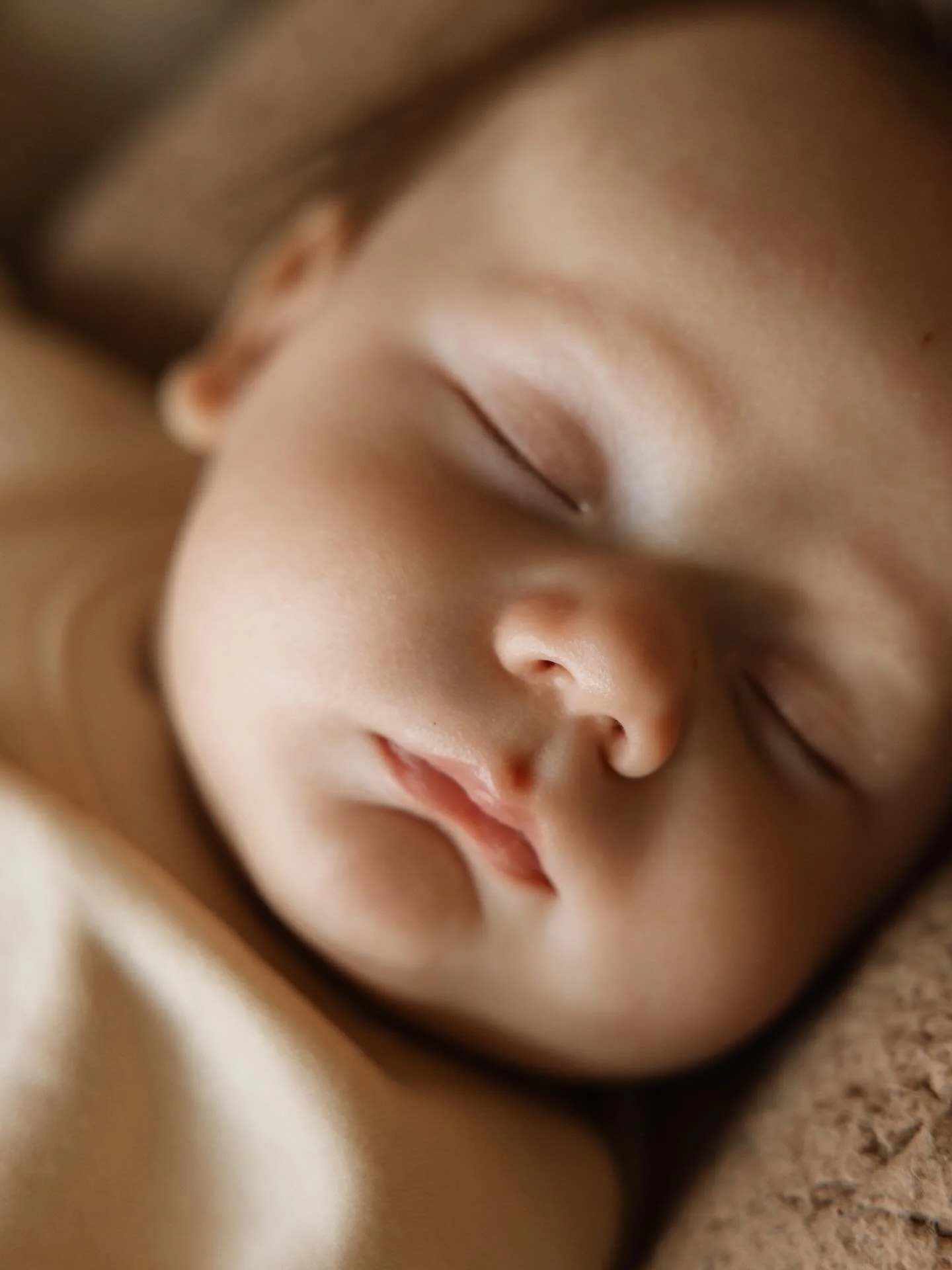 ✨Binnen vs Buitenshoots✨

Voor allebei is wat te zeggen en ik kan ook moeilijk kiezen wat mijn voorkeur heeft. 

Voordelen binnen:
Jullie zitten lekker in een vertrouwde omgeving wat zorg dat jullie snel ontspannen. Ook worden persoonlijke details on