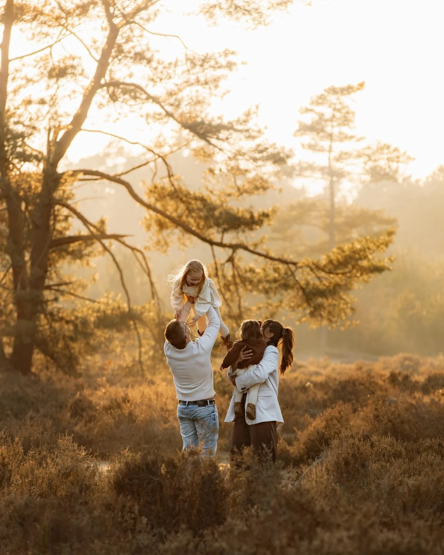 ✨Kindjes en golden hour✨

Dat is denk ik echt mijn favoriete combinatie!! Wil dat nou fotoshoot met jouw gezin tijdens het gouden uur? Dan is mijn advies om dat op korte termijn te boeken of pas weer in september want de zon gaat nu nog niet al te la