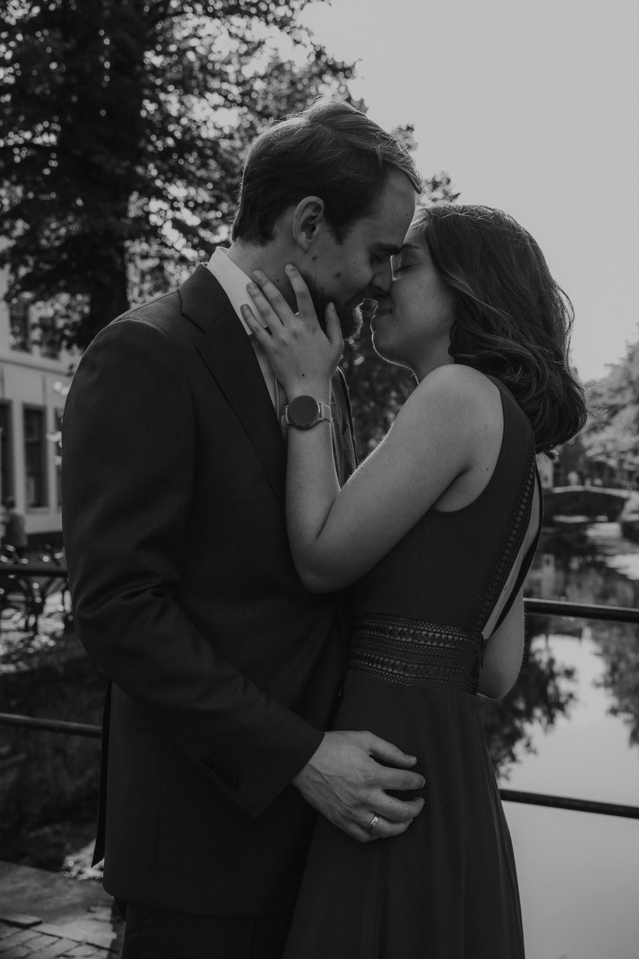 Romantische bruidsfoto van het bruidspaar in Amersfoort, filmisch en verhalend