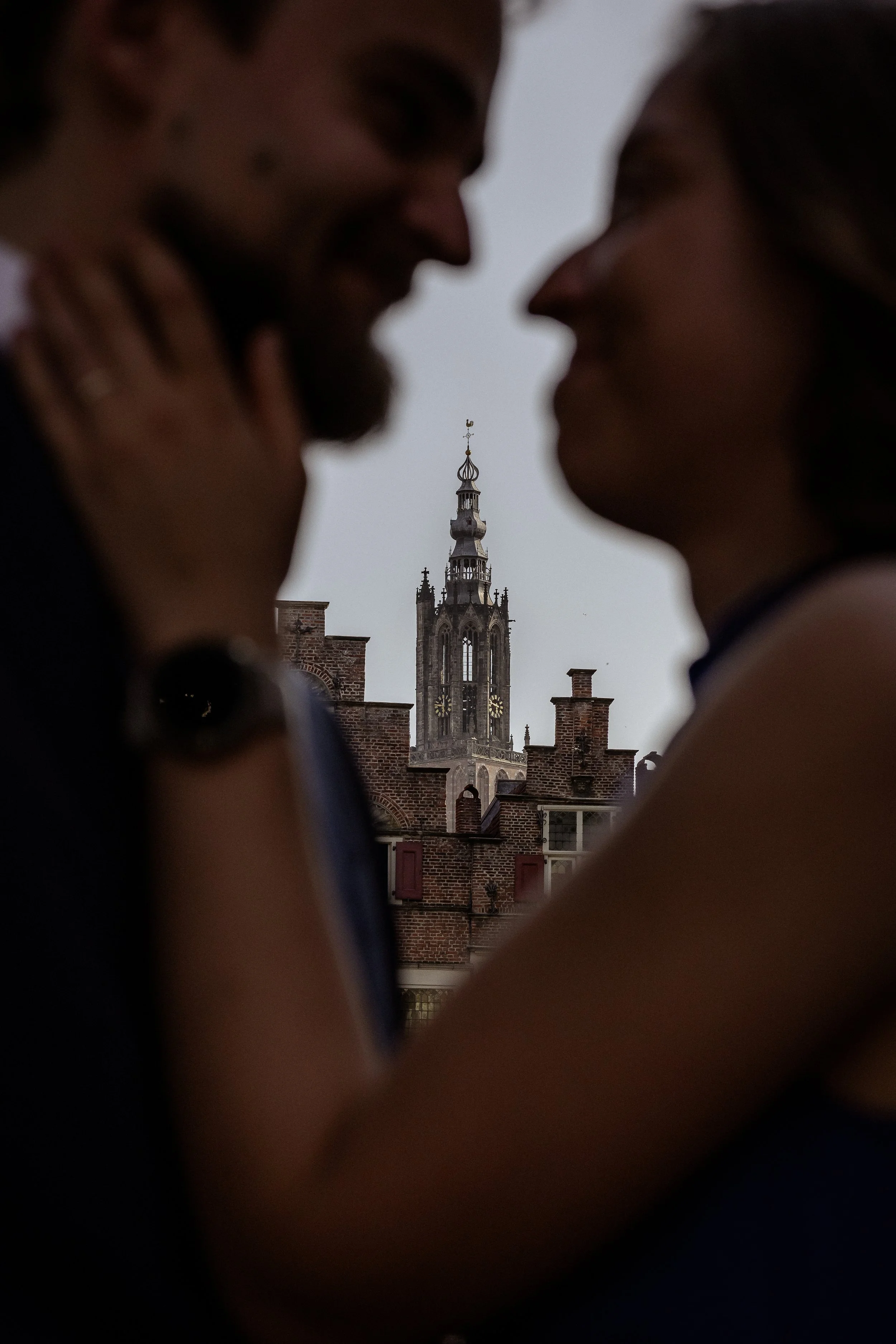 Intieme bruidsfoto in het centrum van Amersfoort met onze lieve vrouwentoren