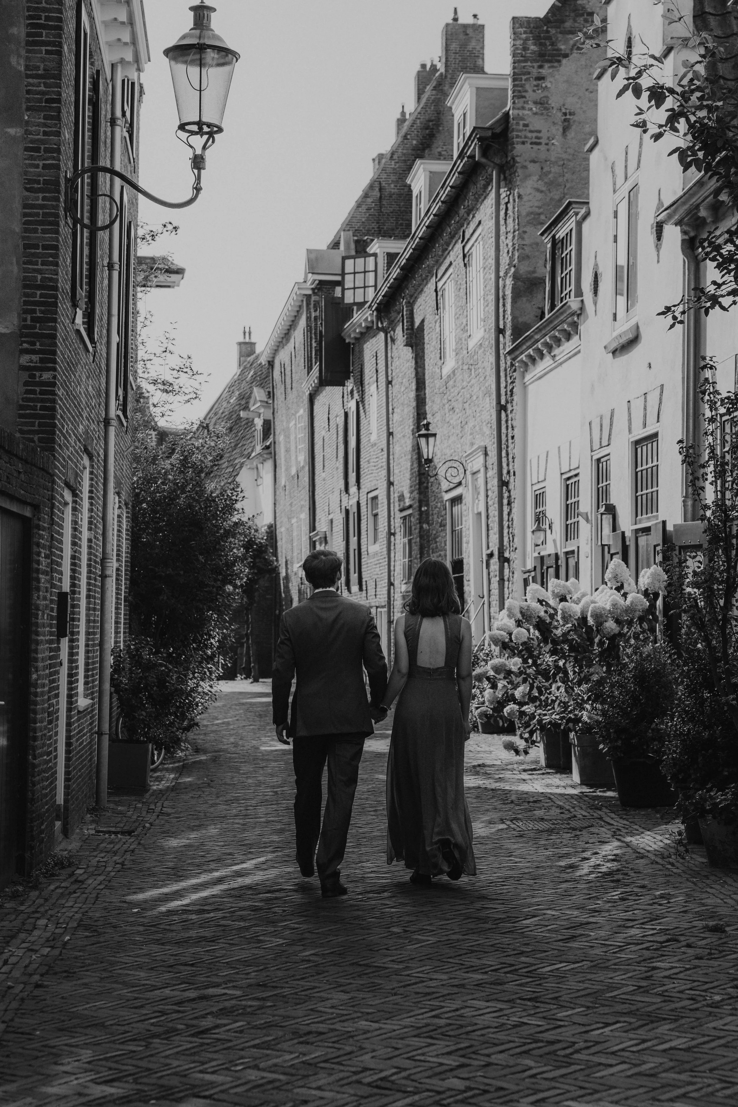 Intieme bruiloftsfoto van hand in hand op locatie in Nederland