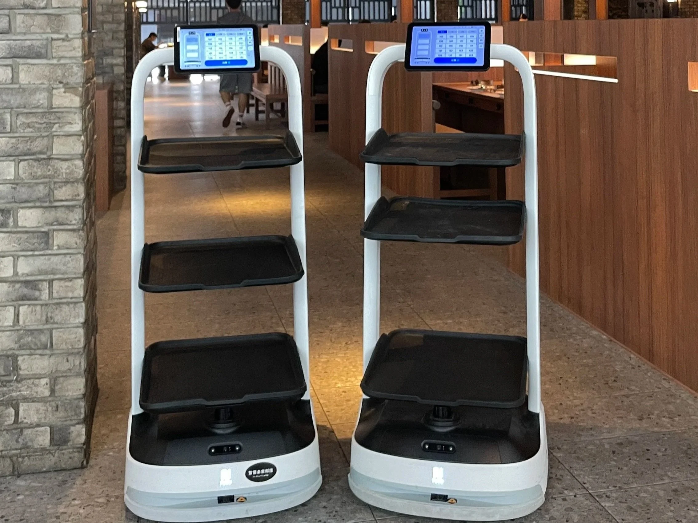 服務型機器人一台多少錢？送餐、清潔、配送機器人價格解析