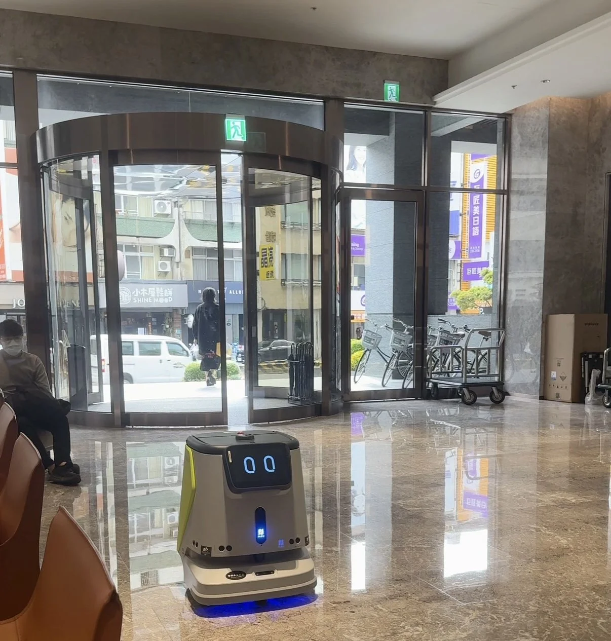 智領未來清潔機器人在高檔社區、星級酒店大廳。