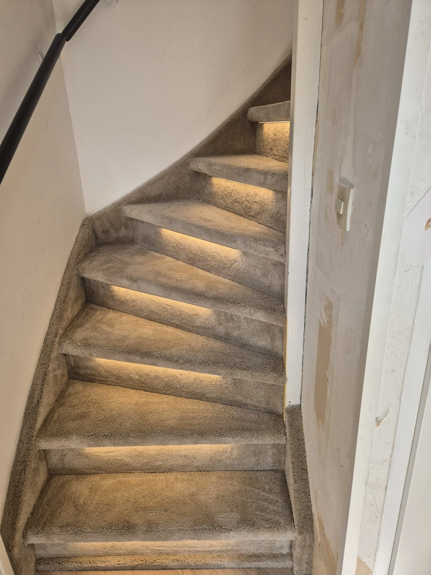 Trap met ingelegde LED-verlichting onder elke trede.