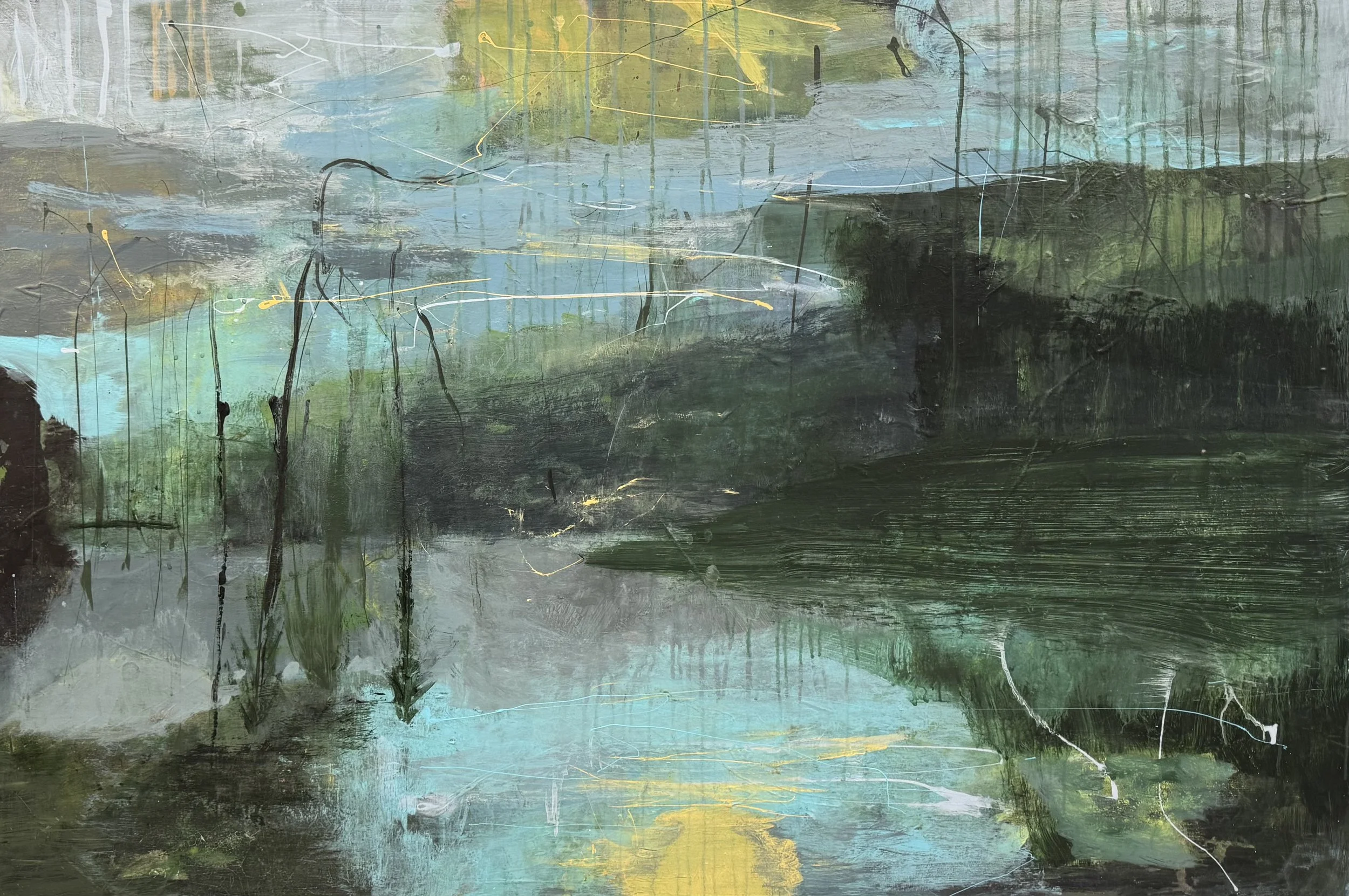 Abstrakt maleri med grønne, blå, gule og svarte strøk og linjer.