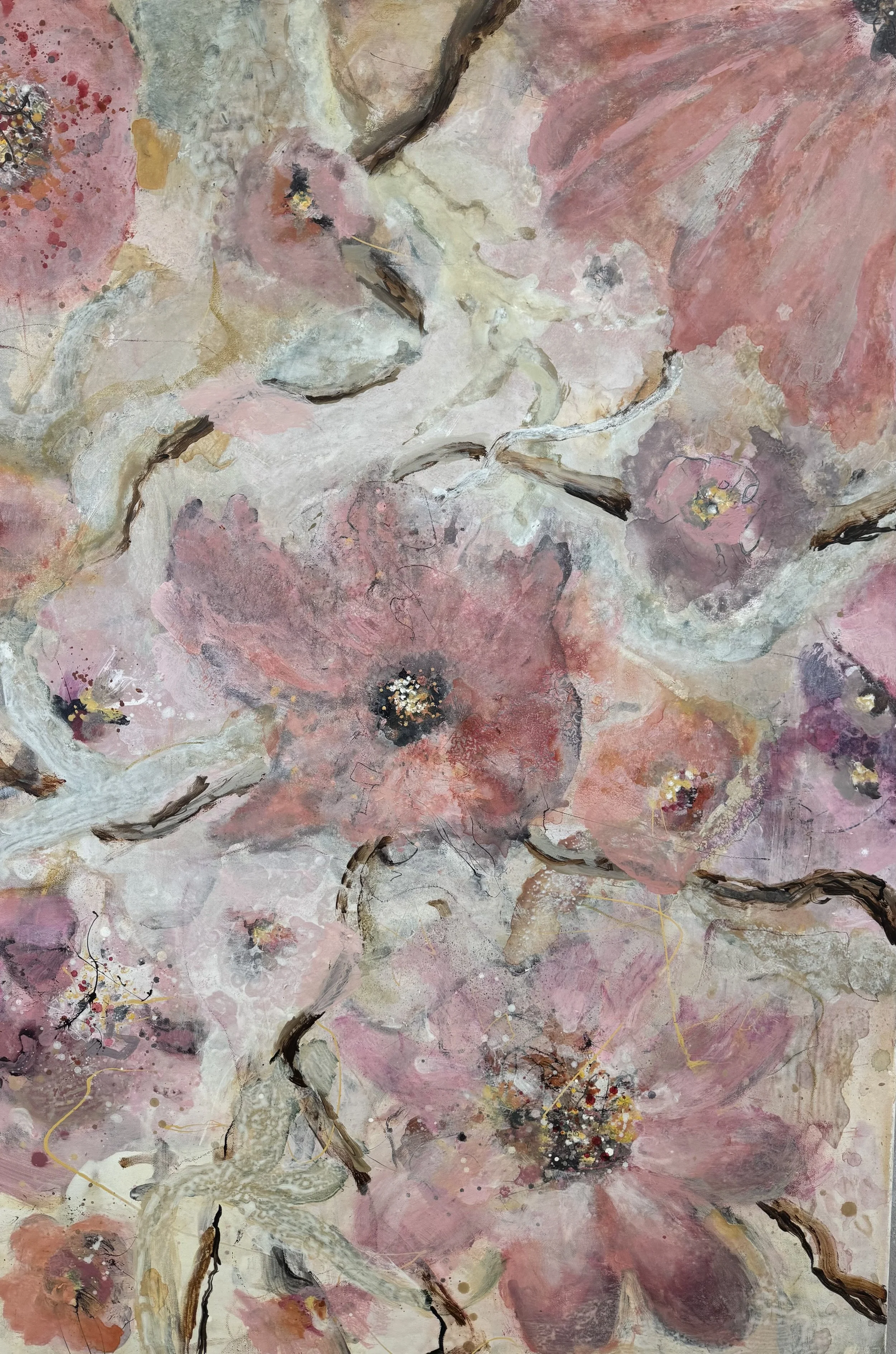 Et abstrakt maleri med store blomster i rosa, hvite og pastellfarger, med svarte og gullige detaljer.