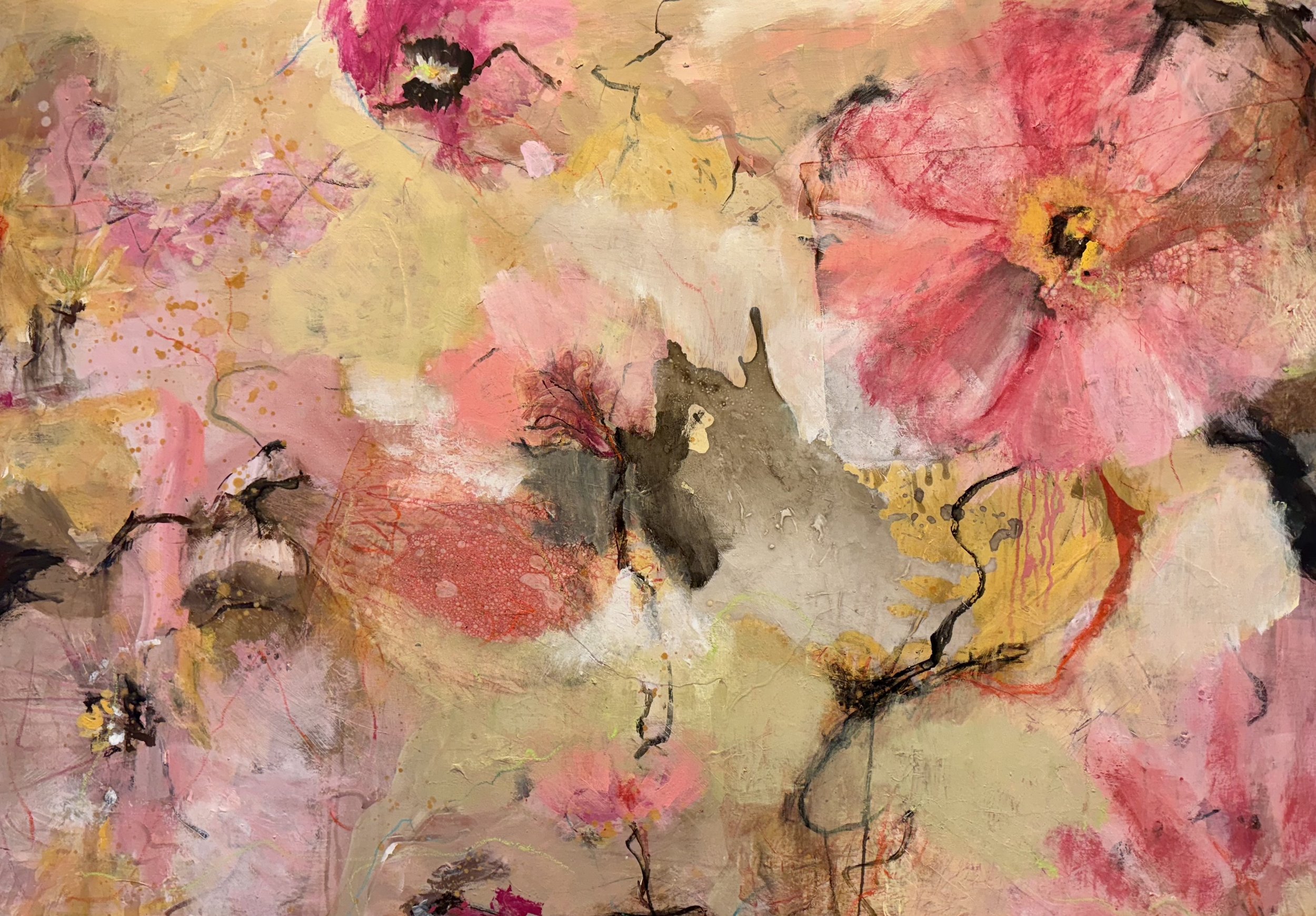 Abstrakt maleri med stort rosa blomster, rosa, hvite, gule, beige farger.