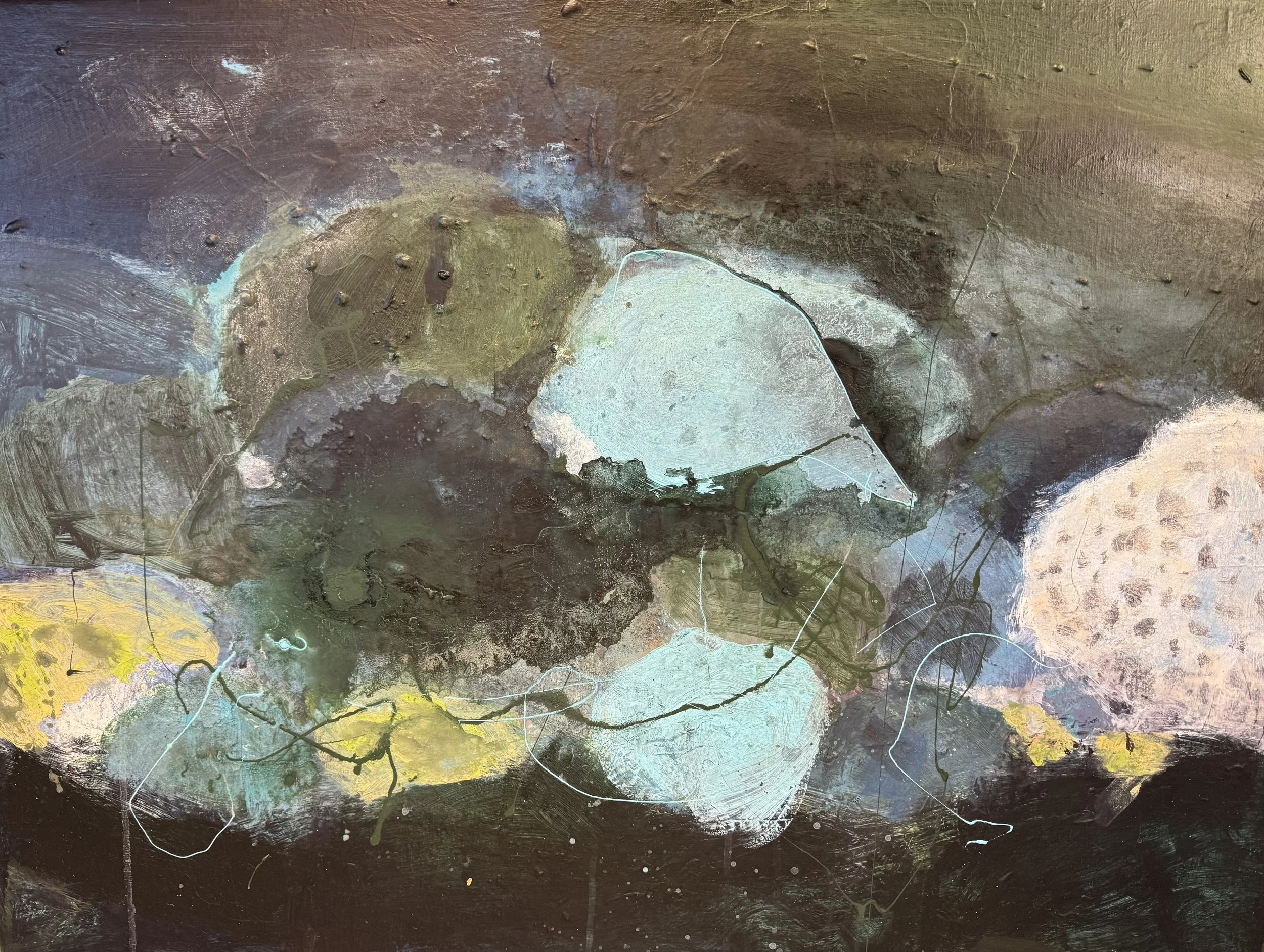 Abstrakt maleri med ulike fargede former, teksturer og linjer, mest i grønne, blå, gule og brune nyanser.