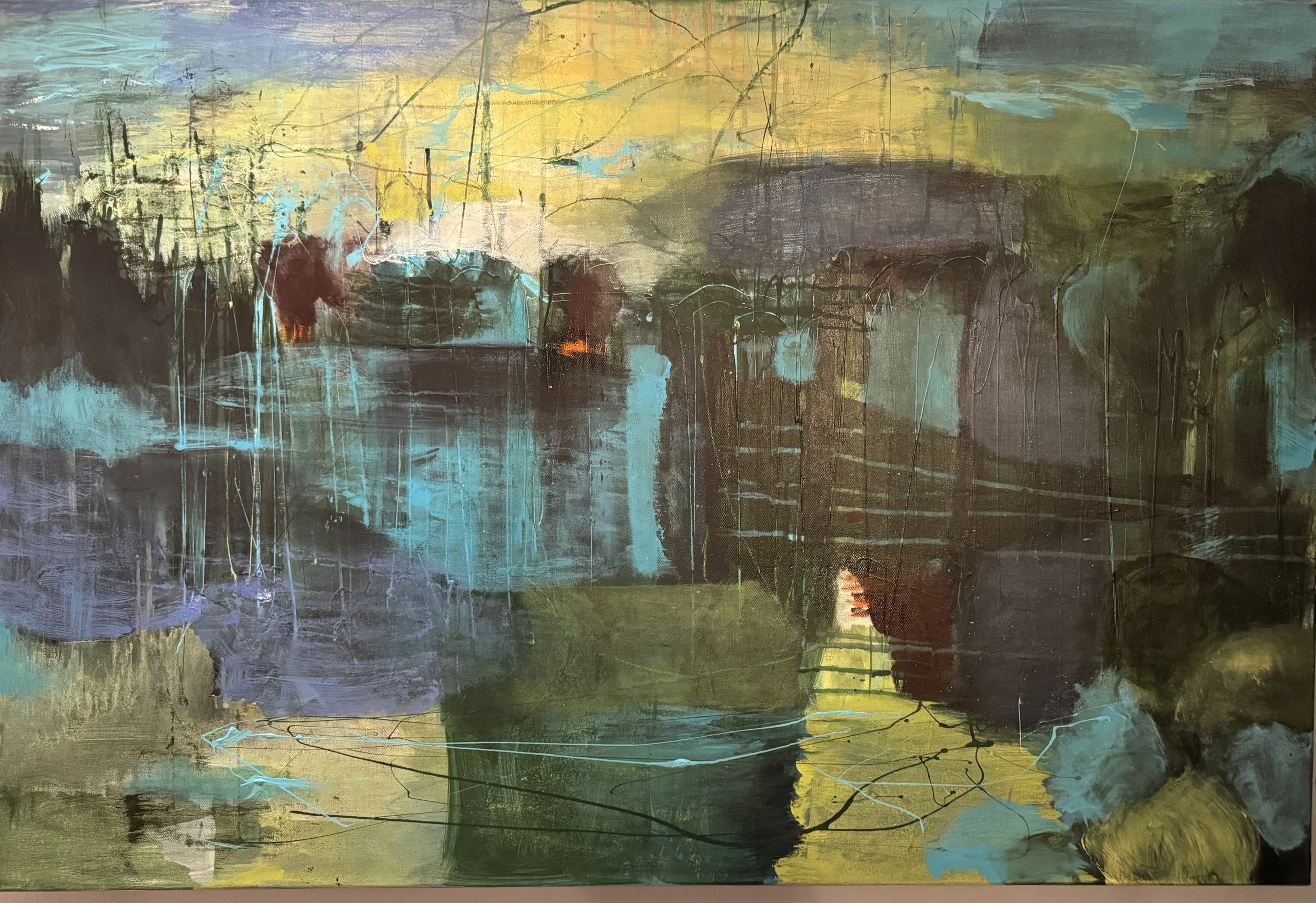 Abstrakt maleri med blå, grønn, gul, svart og lilla farger med ulike linjer og teksturer.