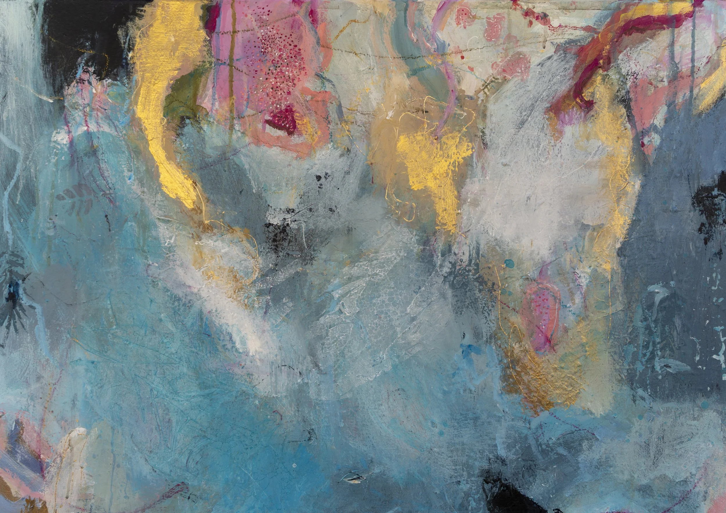 Abstrakt maleri med blå, rosa, gull og mørkere teksturer.