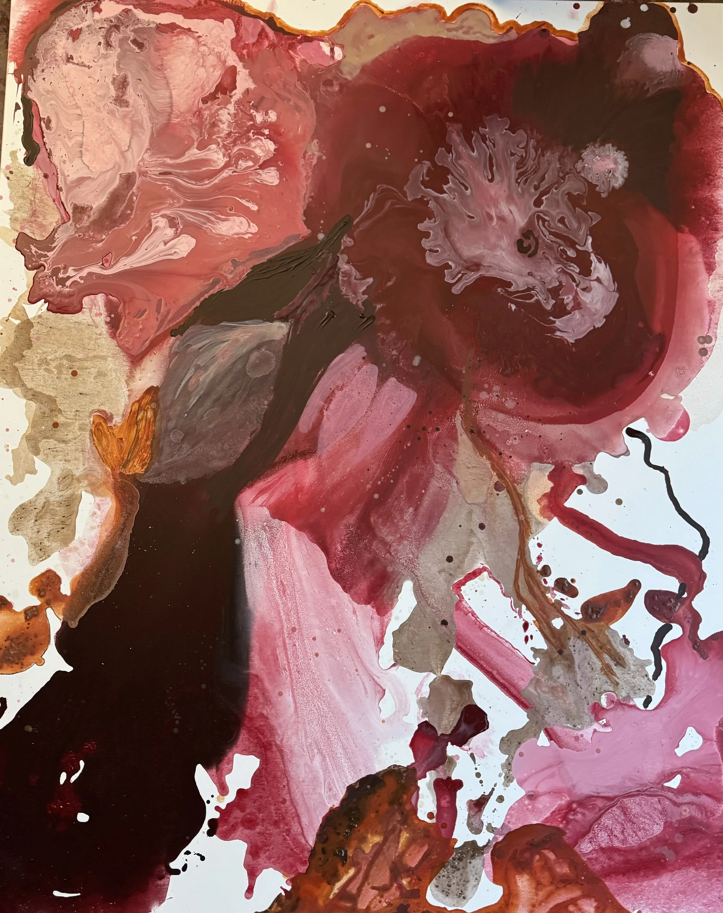 et bildet i rosa og røde toner som viser et abstrakt spennende uttrykk som egner seg som et kunstverk i din stue