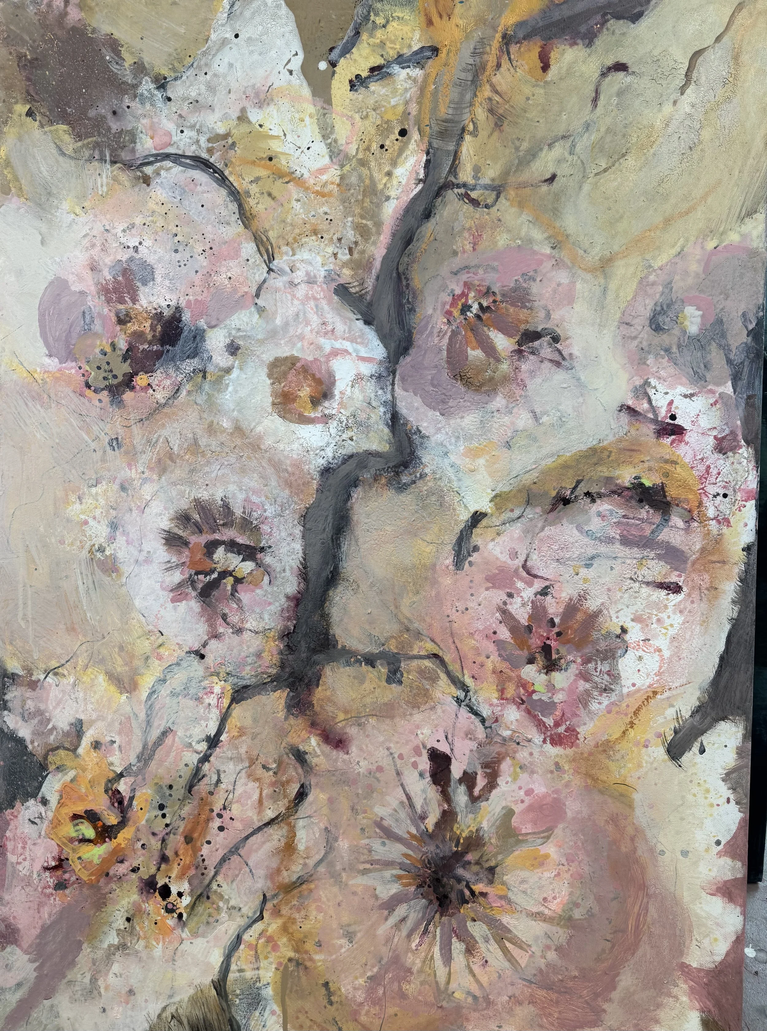 Abstrakt maleri av flere klemmer med bruk av lyse farger og dristige streker.