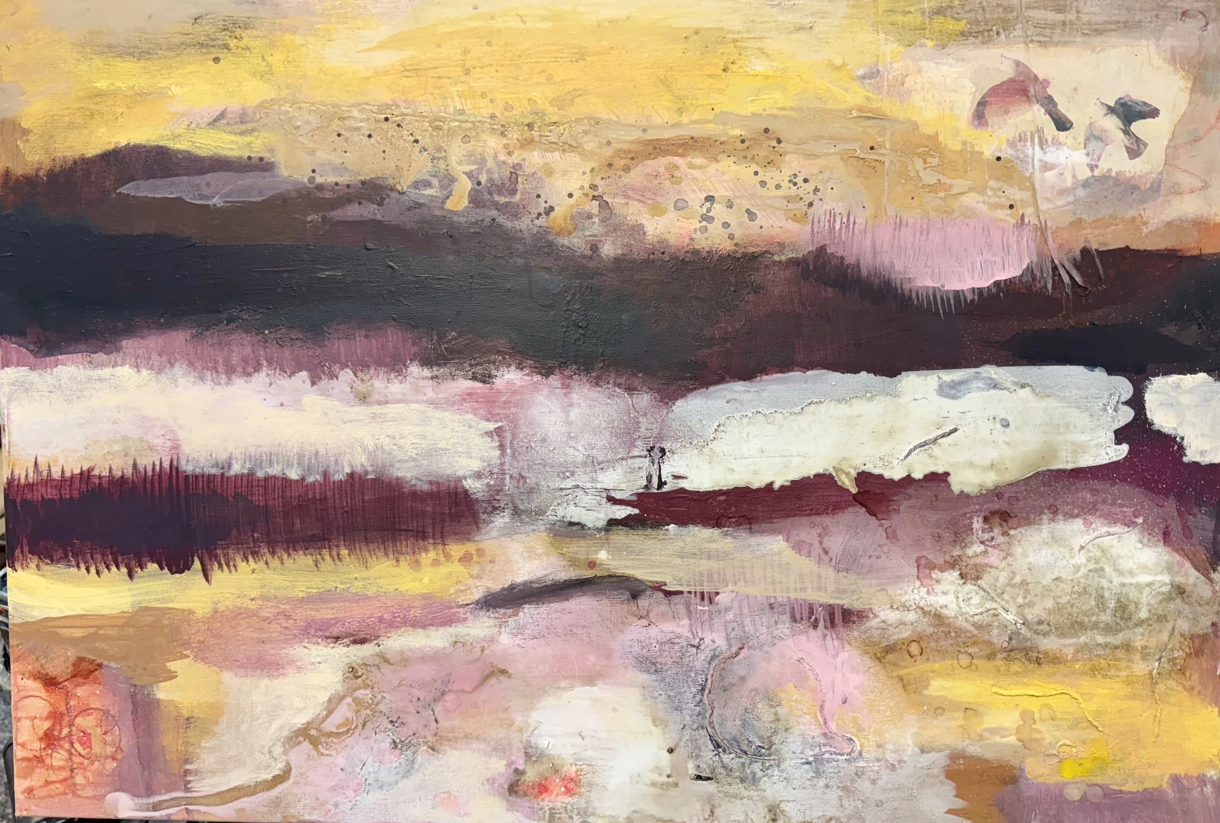 Abstrakt maleri med jordfarger, rosa, gule og svarte nyanser, med skog og fjell i bakgrunnen og en liten person som går på en sti.