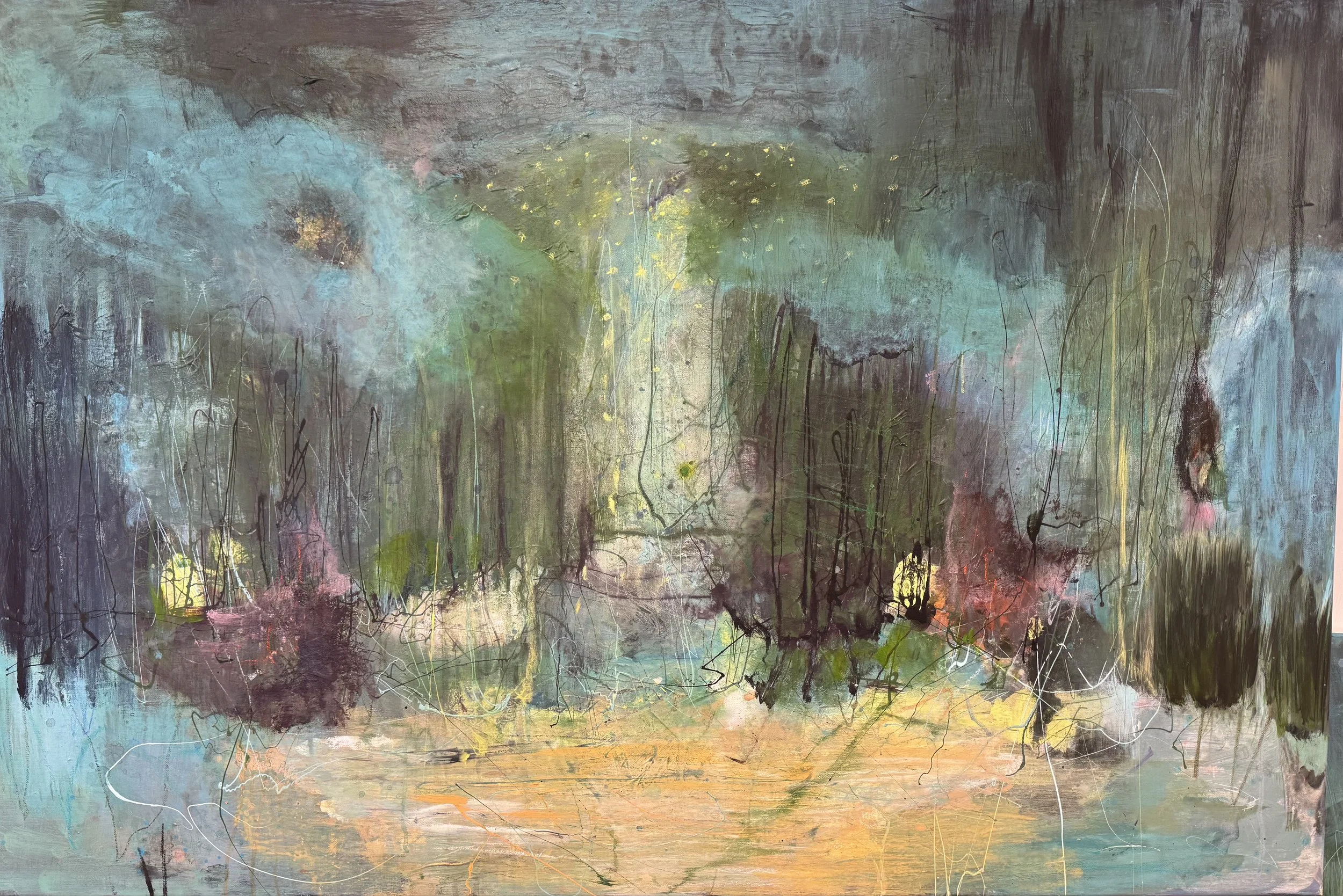 Abstrakt maleri med grønne, blå, gule, rosa, og svarte farger med utydelige former og linjer