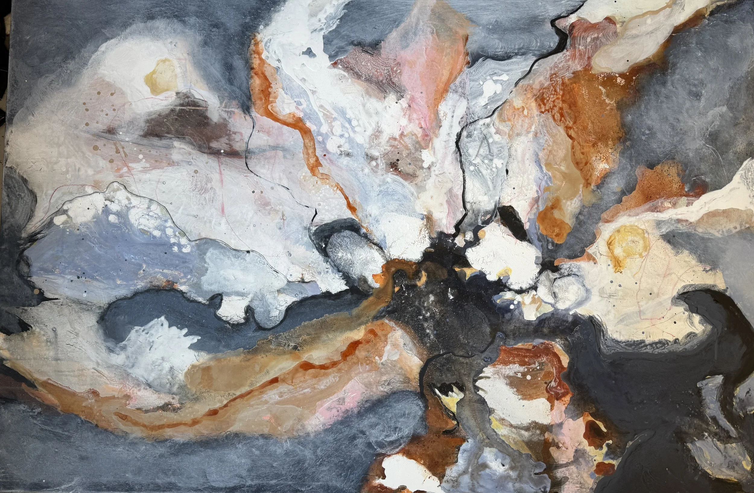 Abstrakt maleri med sprut av farger i blå, hvit, svart, brun, gul og rosa toner