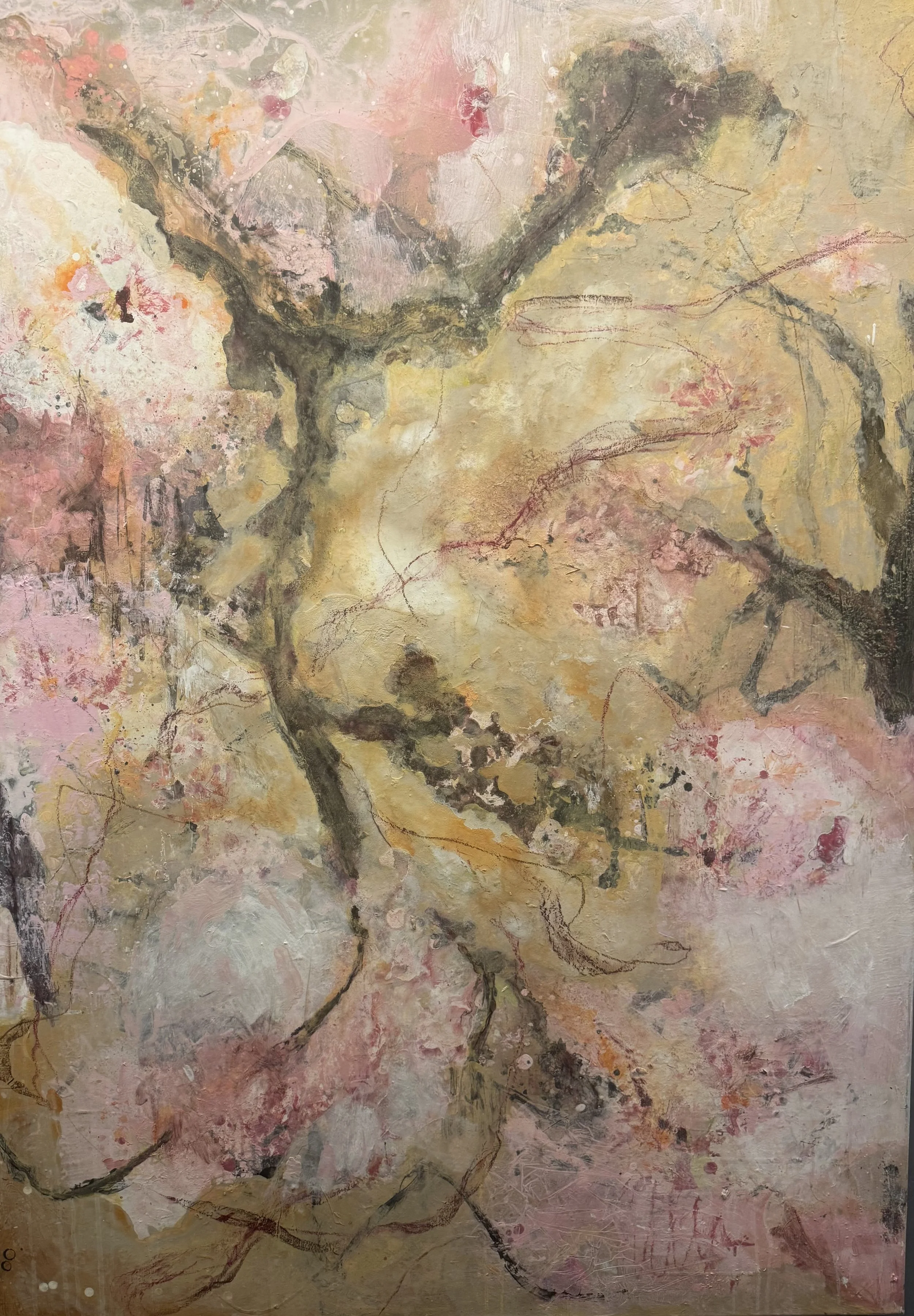 Abstrakt maleri med lyse rosa, gule, hvite, beige og svarte farger, og synlige penselstrøk og sammensmeltende farger.