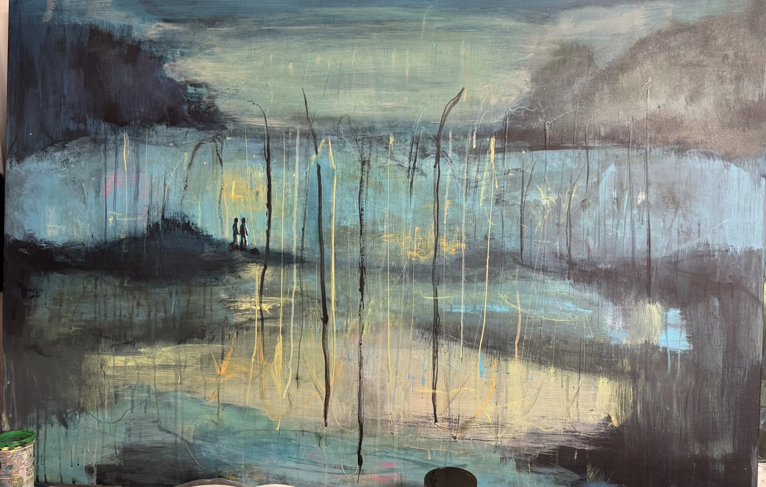 Abstrakt maleri som viser en vannkrets med to små personer i horisonten, omgitt av mørke og lyse farger, med dryppende maling og refleksjoner.