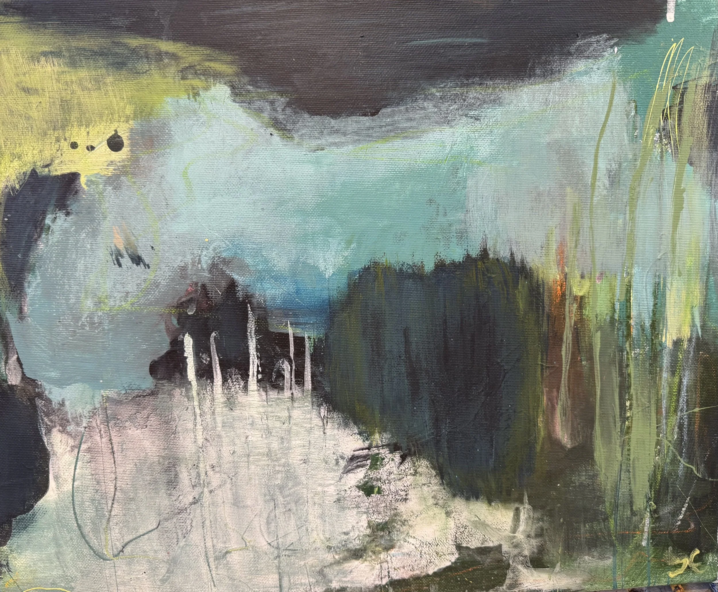 Abstrakt maleri med blå, grønn, svart og hvit fargepalett, med elementer av lineær tekstur og bevegelse.