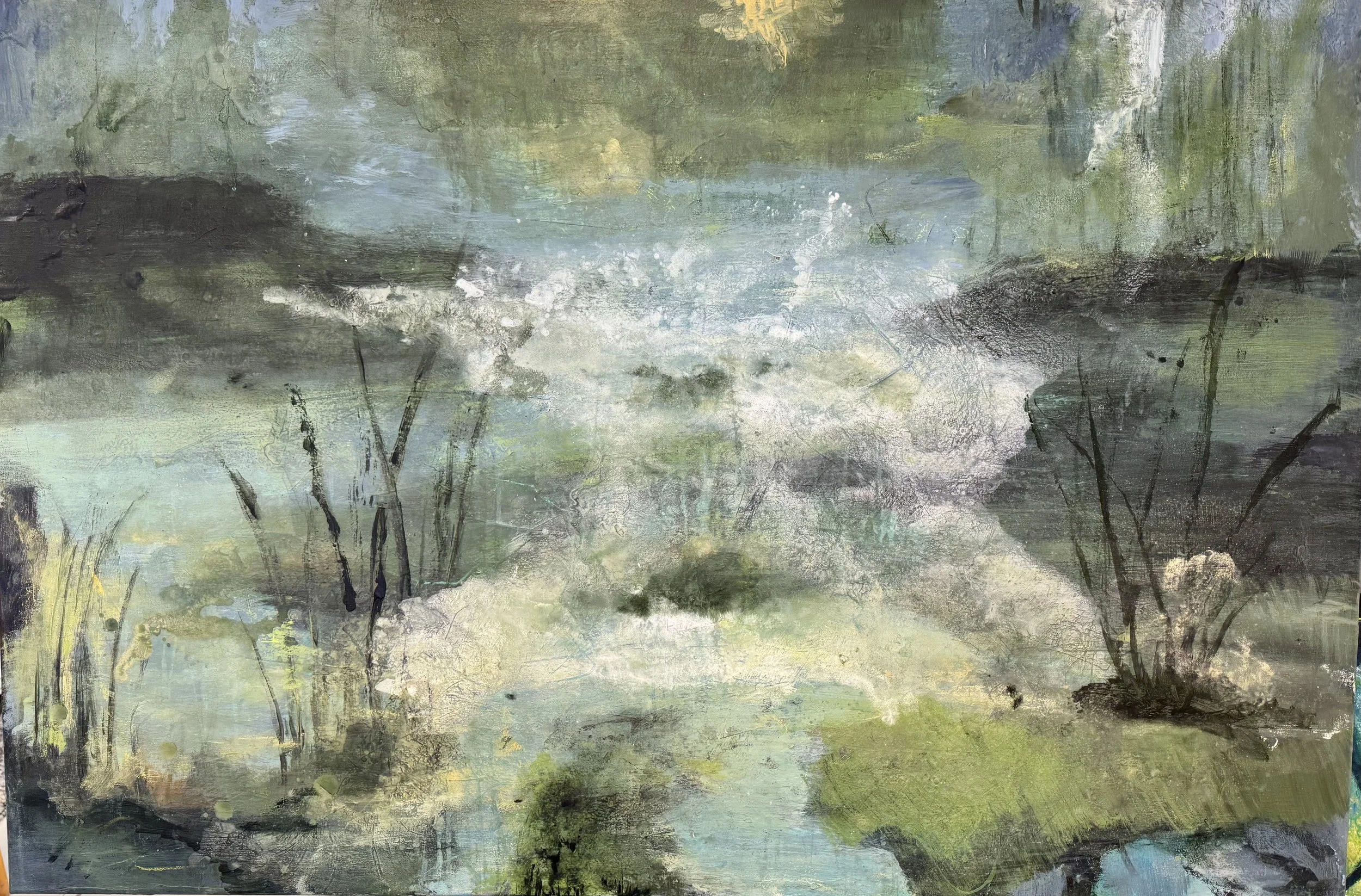 akryl- maleri-Abstrakt landskap med vann, trær og fjell i myke grønne, blå og grå toner.