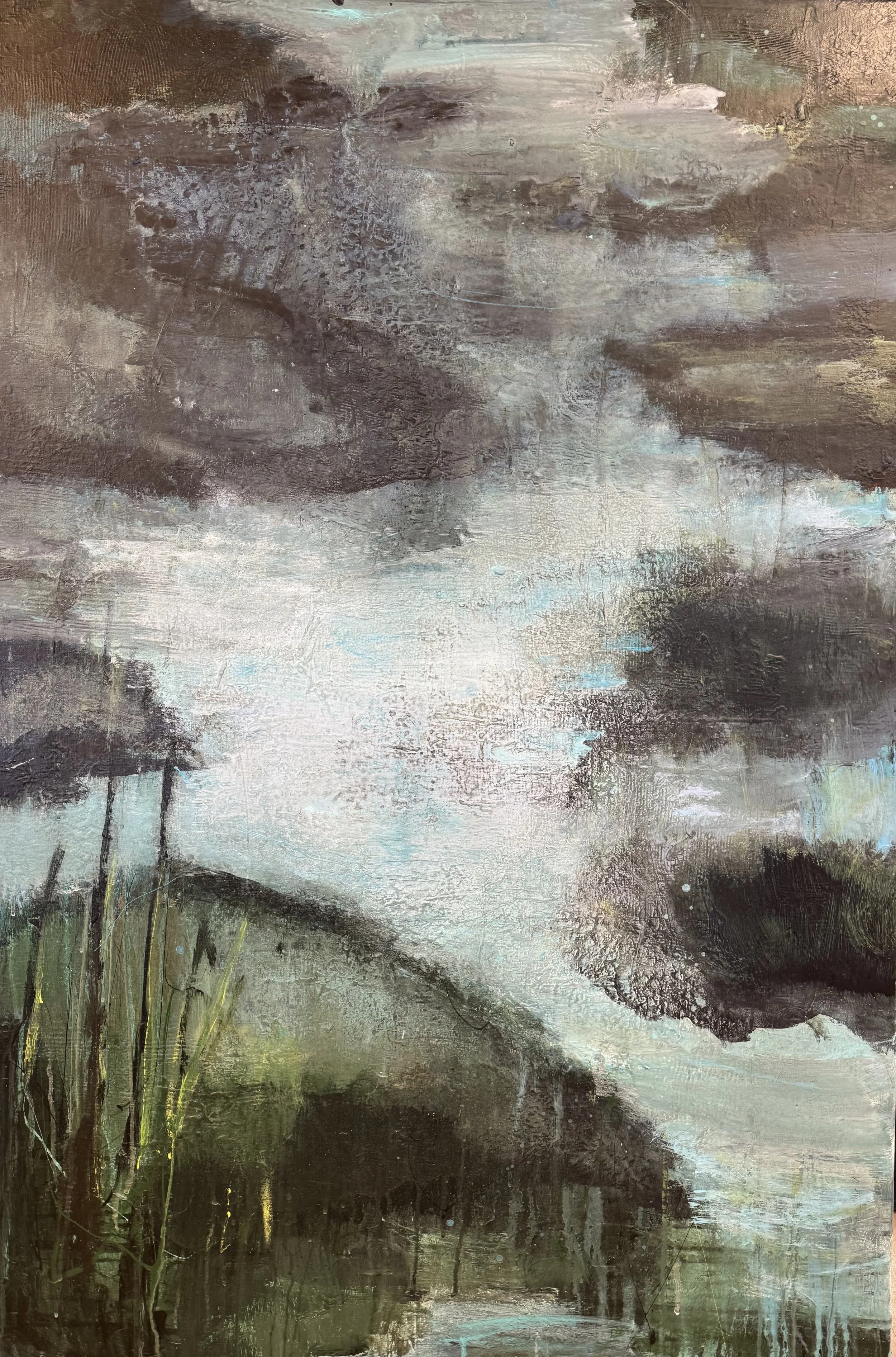 Abstrakt maleri med mørke skyer, en vannkropp og gress i forgrunnen.