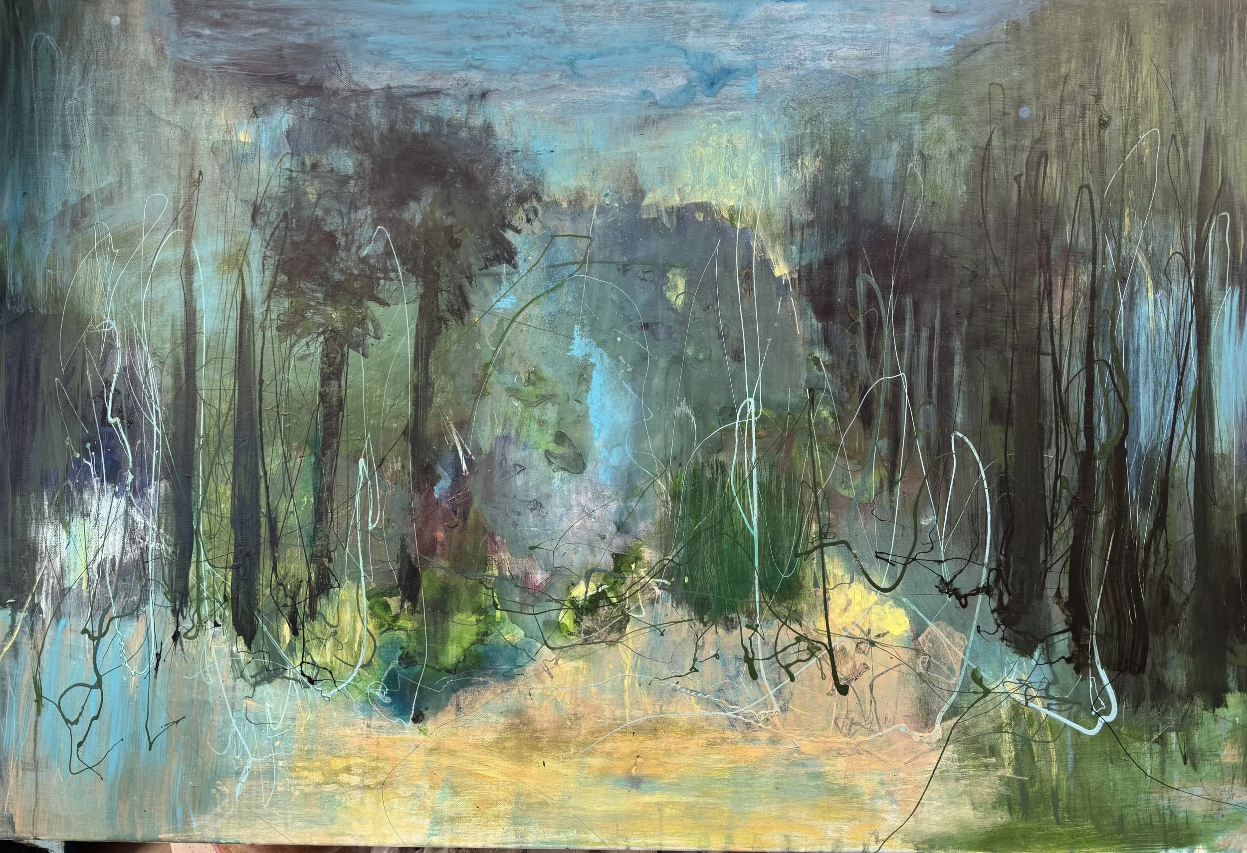 Abstrakt originalt maleri av Stine Engelsrud av en skog med trær og vann i myke, mørke og lyse farger, med løse strøk og linjer.