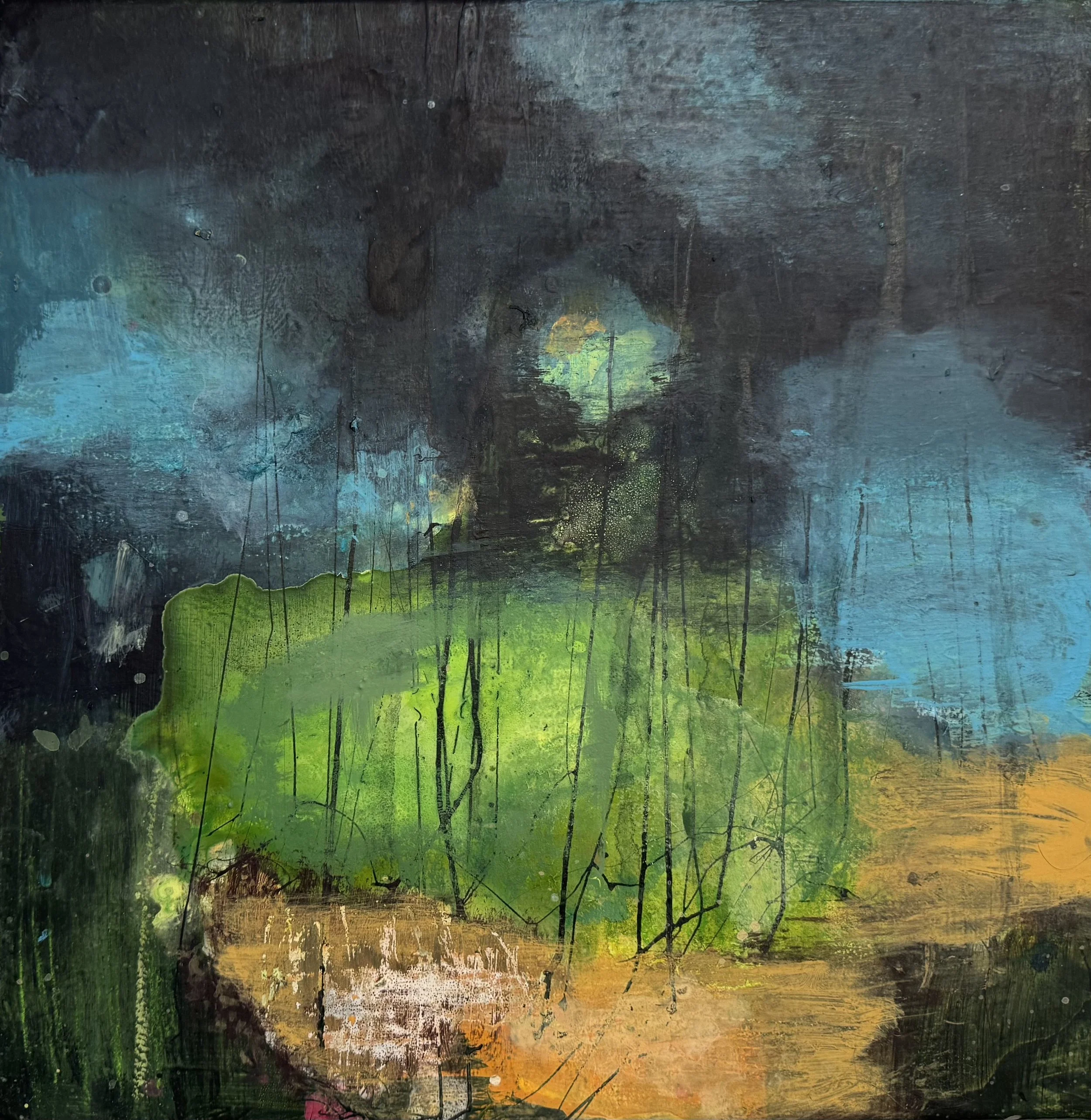 Abstrakt maleri med mørke, grønne, blå og gule farger, med svarte skisser og dråper.