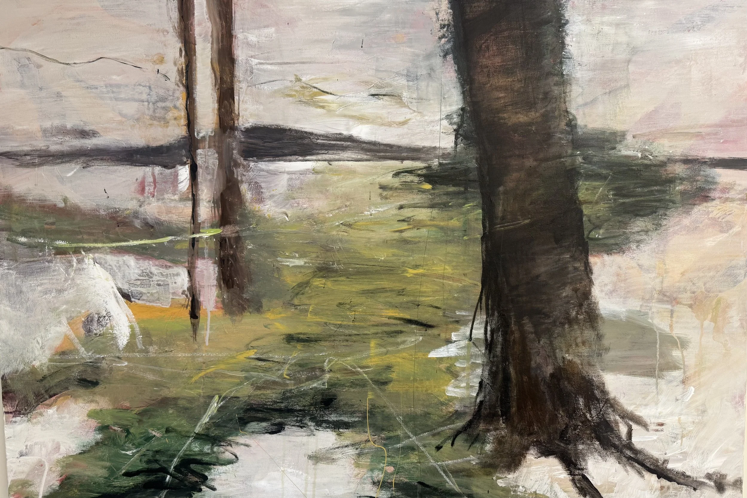 Abstrakt maleri av et landskap med et stort tre i forgrunnen, og en vannflate i bakgrunnen. Fargene er jordnære med brunt, grønt, hvitt og svart.