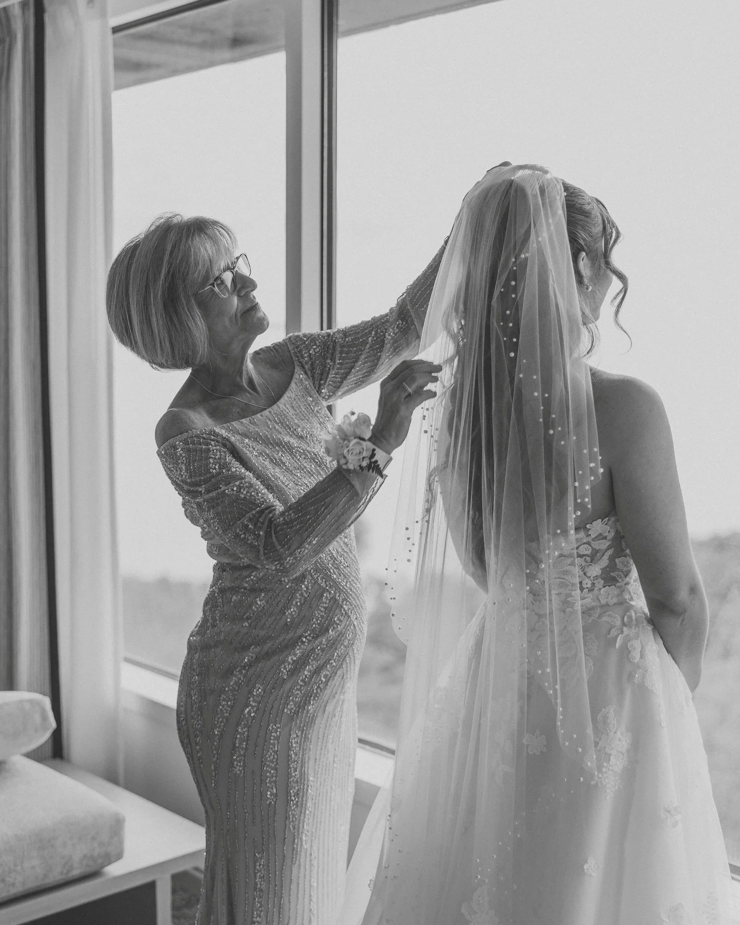 This kind of love never goes out of style.
Black &amp; white moments from E &amp; C&rsquo;s day - effortless, natural, and so incredibly sweet 🤍

Planner @theeventsocietyco
Venue @grandhyatttampabay
Photo @marylikensphotography
Floral @Ic.floraldesi
