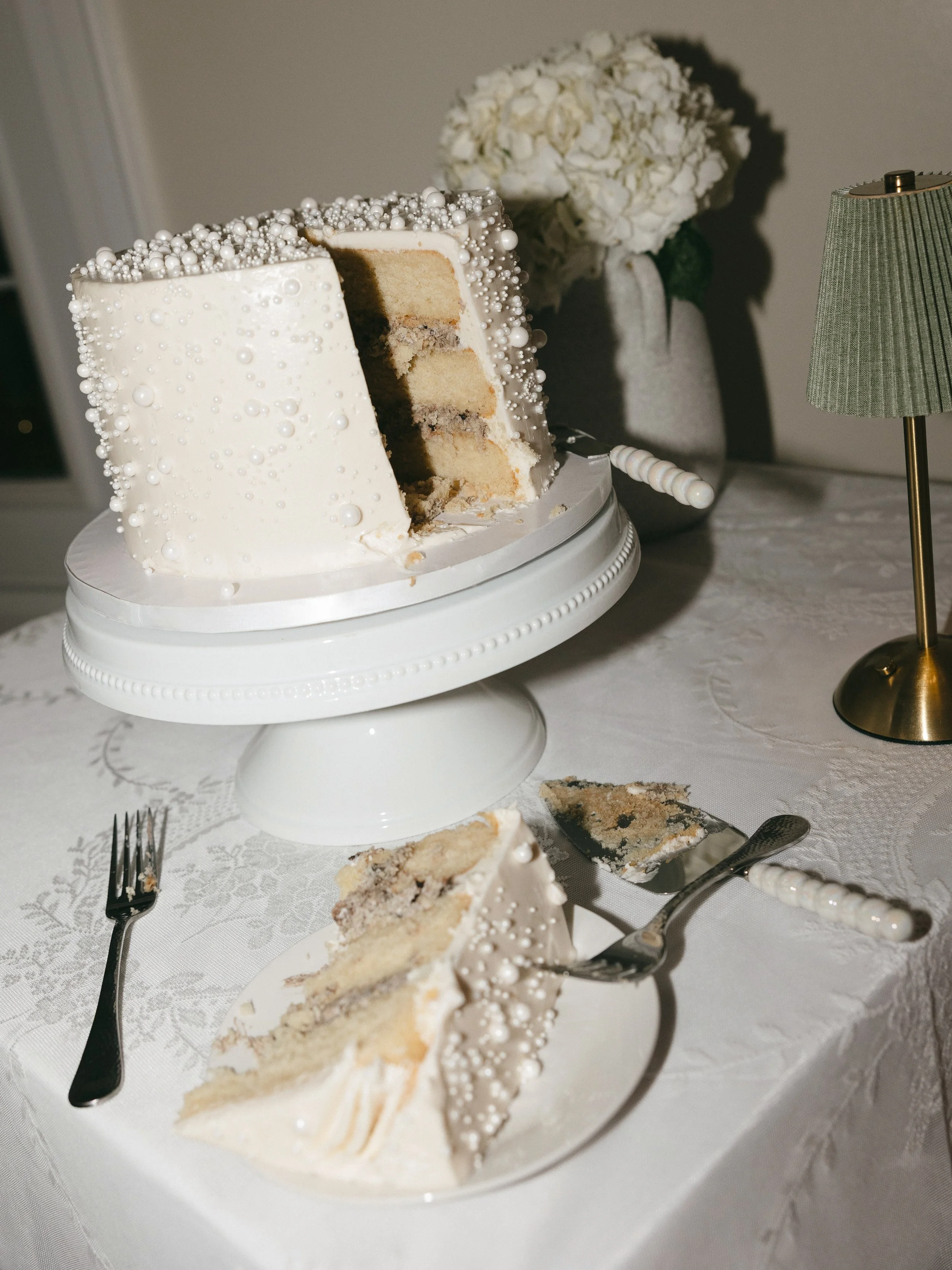 You can have your cake and eat it too ✨🍰

Cake: @tarteandsavory
Venue: @palmettobnb
Planner: @theeventsocietyco
Content Creation: @theeventsocietyco
Photography: @sarahmariephotographyfl
Florist: @mad_florals
Glam: @amberjennasmakeup
Hair: @amberjen