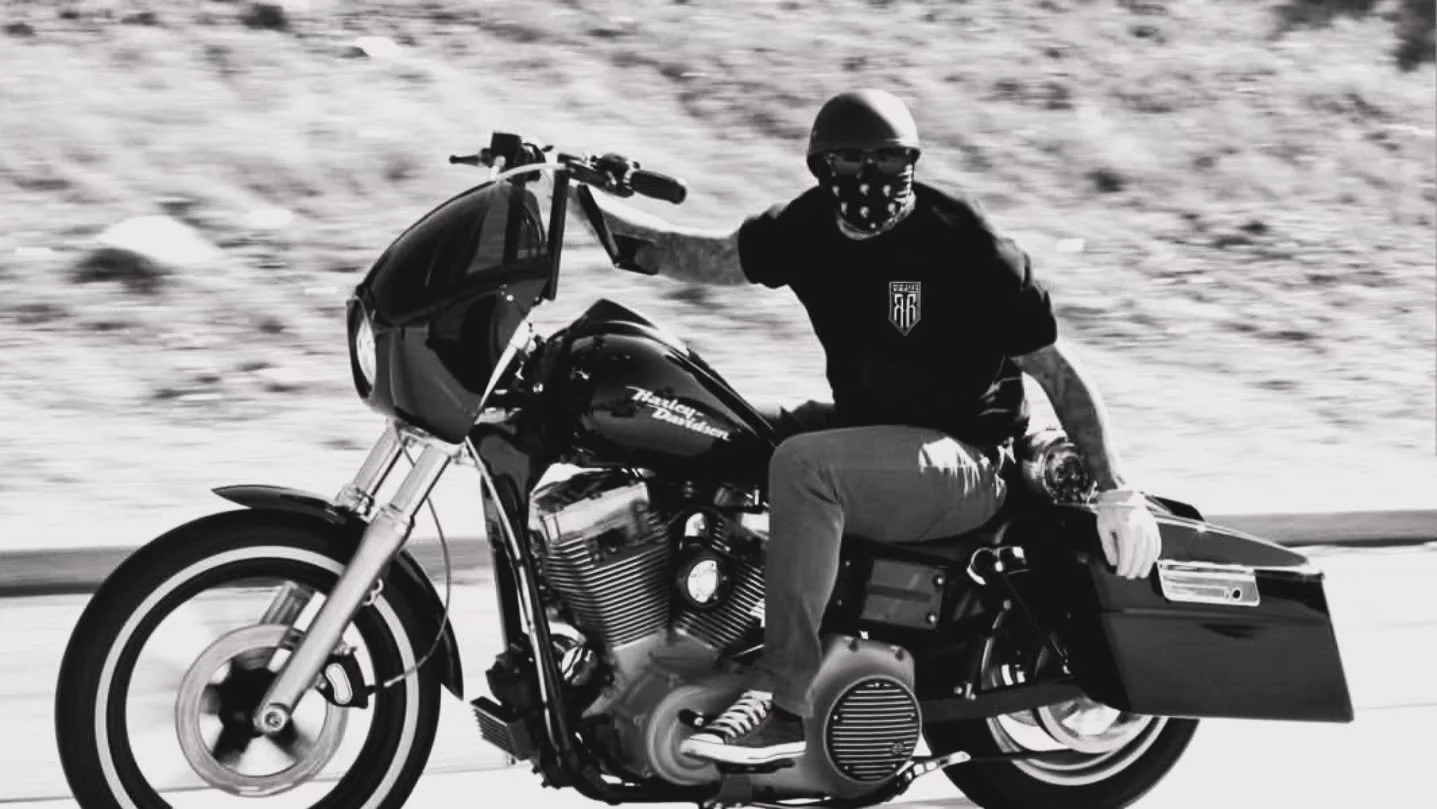 Bar and Shield⚡️RR⚡️The Oni tee running it back like it's 2015 again.

🌐 www.rebelsride.com 🌐

#Rebels #Ride #bikelife #ftw #decade #whorunit