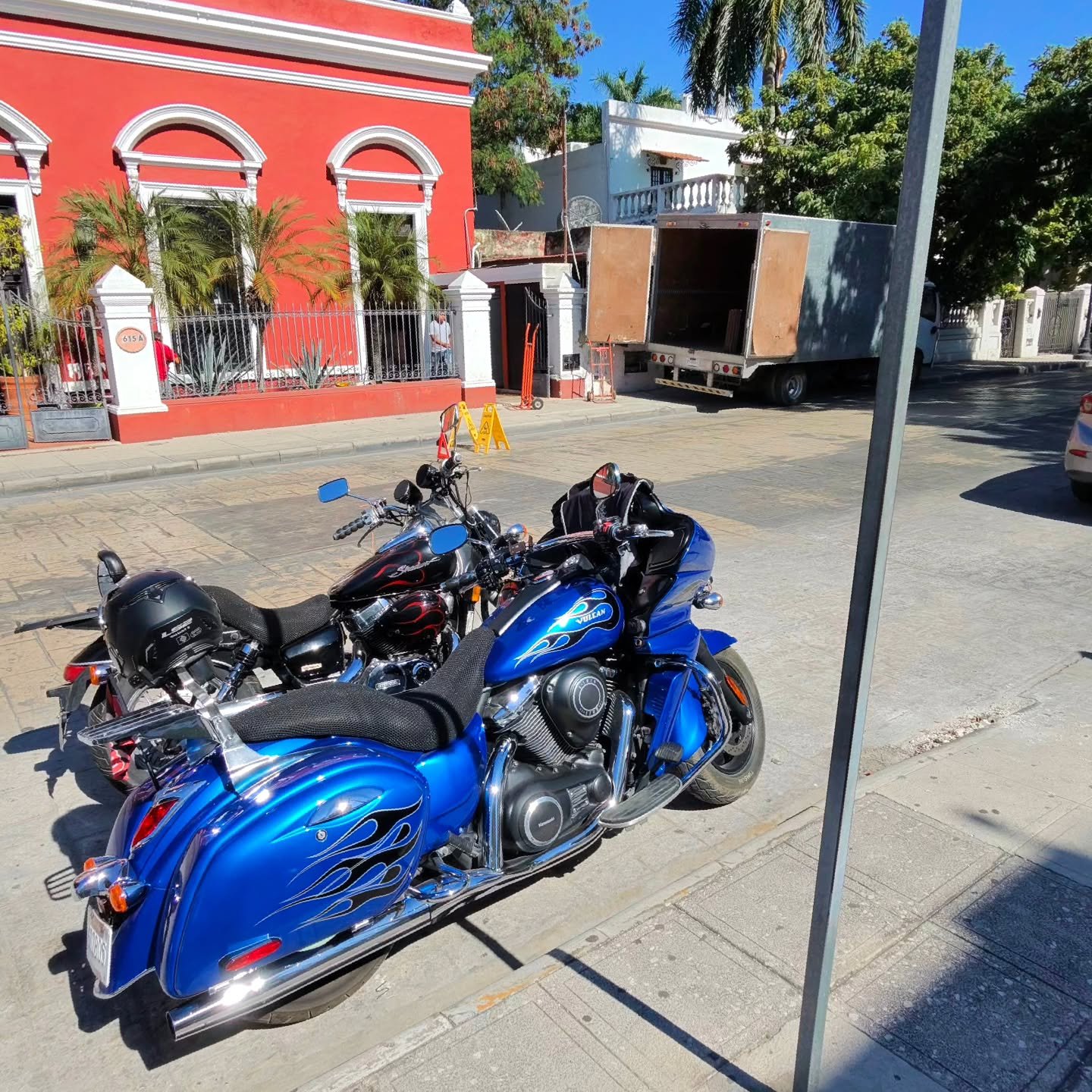 He wears a red bandanna, plays a cool piano
In a honky-tonk, down in Mexico 🇲🇽 

Cabrones del asfalto 

#RebelsRide #Mexico #Primo