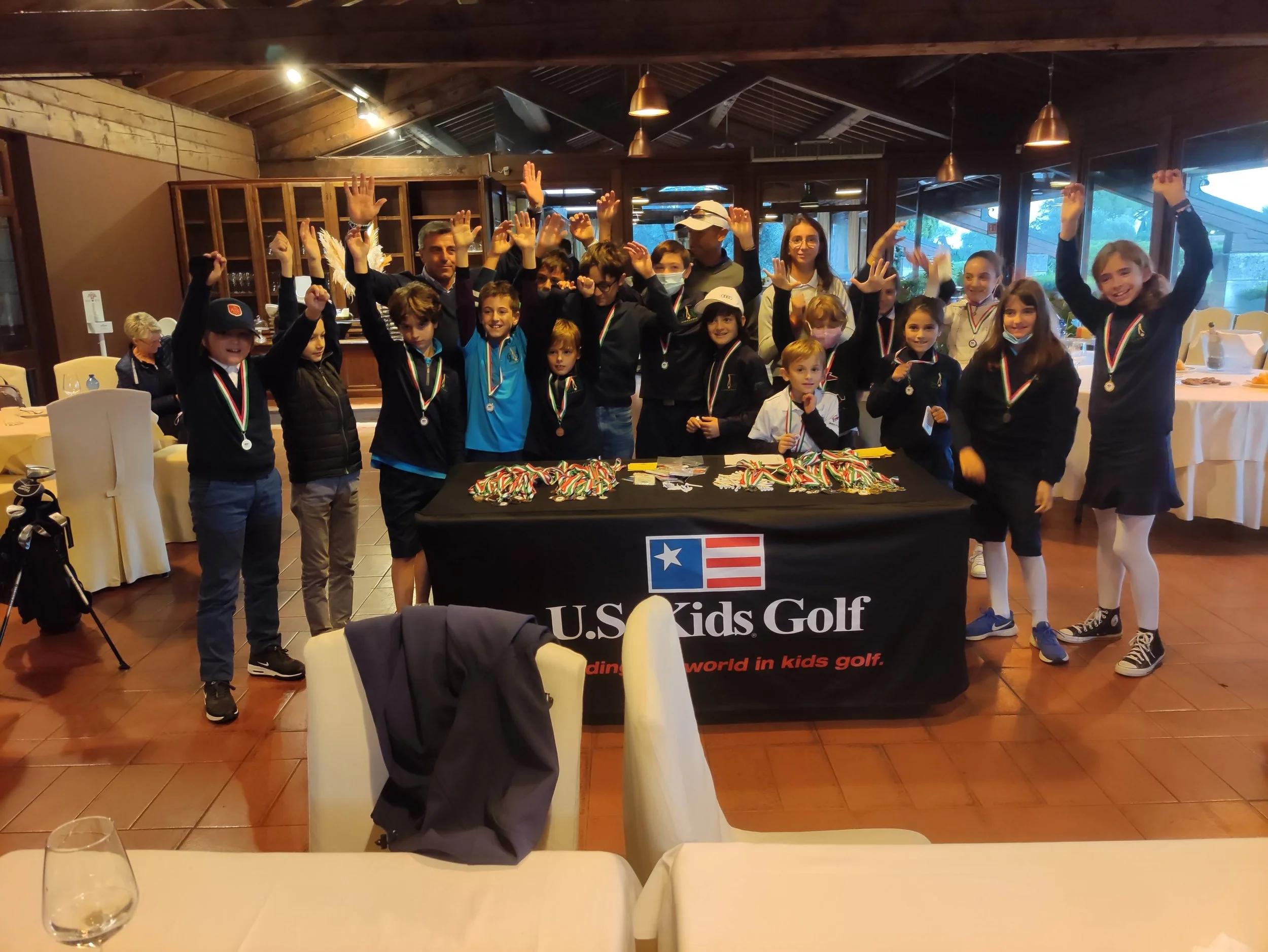 Bambini con medaglie a una premiazione di golf dei US Kids Golf.
