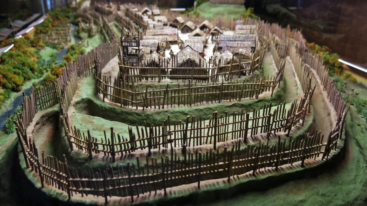 A model of a traditional pā tūwatawata | Māori fortified viliage.