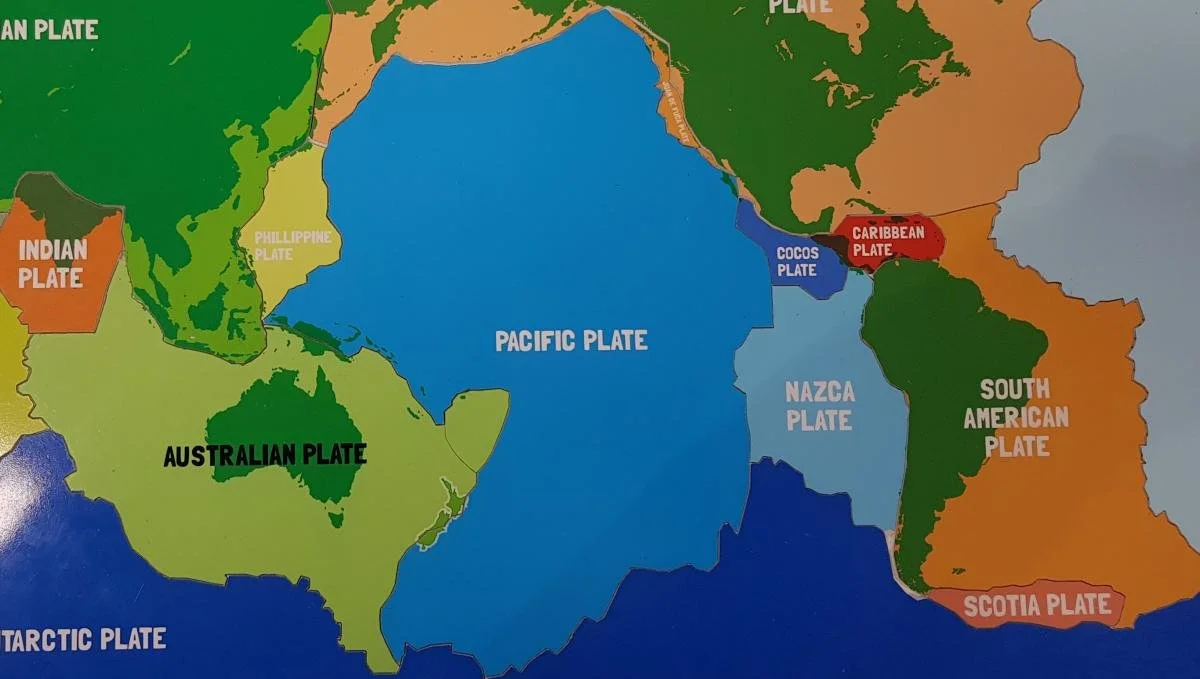 World map showing names of tectonic plates.