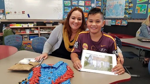 A student and parent sharing taonga items from their whakapapa. Image: LEARNZ.