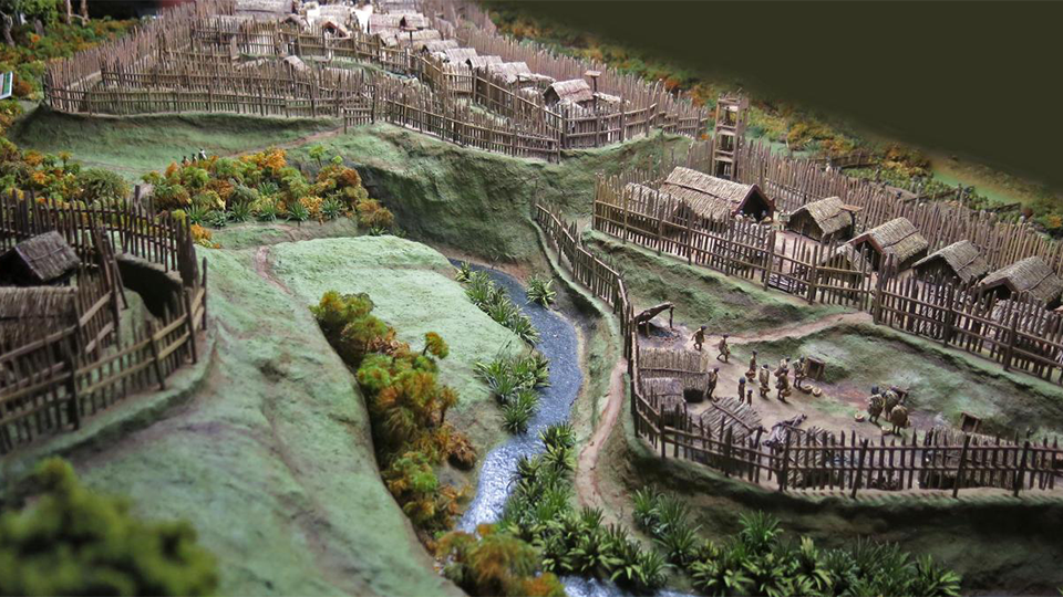 The layout of a pā depended on the shape of the land and the purpose of the pā. Photo: Don Hitchcock, donsmaps.com. Source and text: Display, Tawhiti Museum. Artist and sculptor: Nigel Ogle.