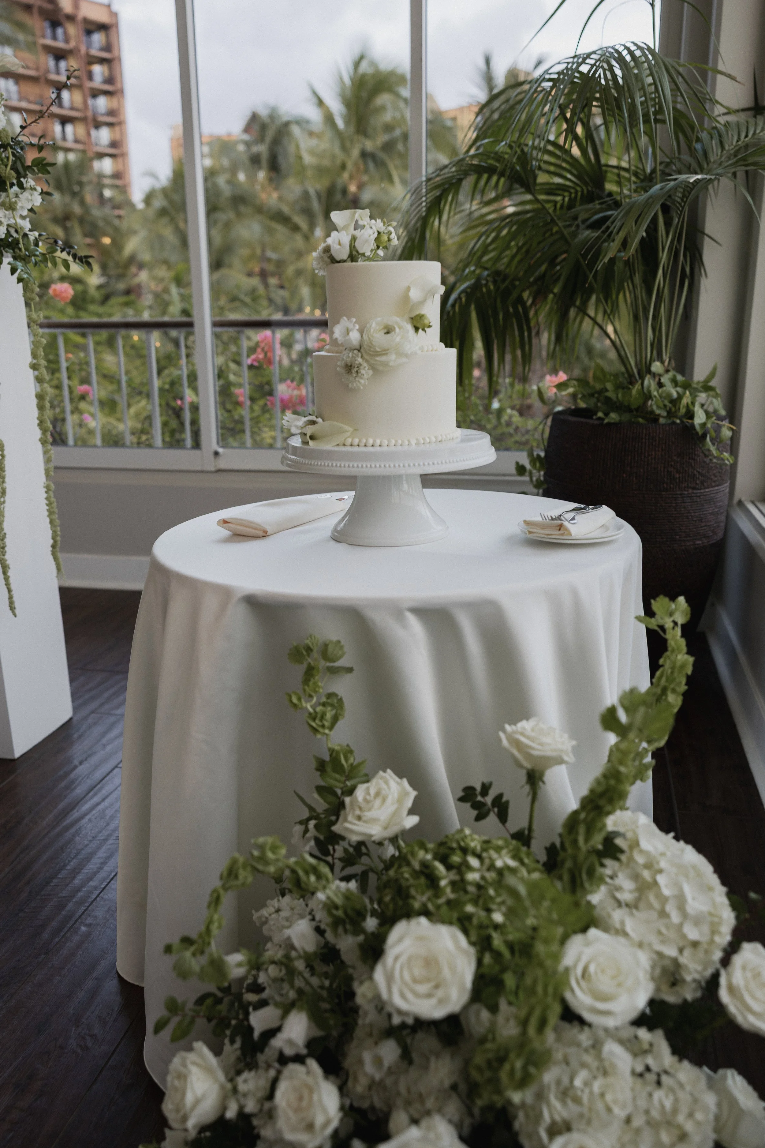 four-seasons-resort-oahu-at-ko-olina-hawaii-wedding-cake.jpg