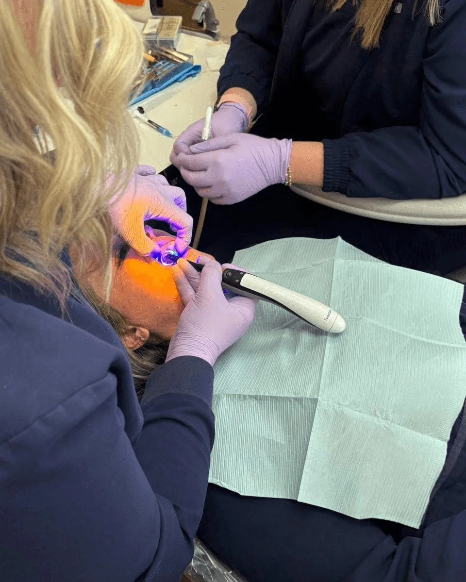 Behind the scenes of a Suresmile setup!
Melanie and Becca getting everything ready and placing the first trays. We love creating beautiful smiles.💙