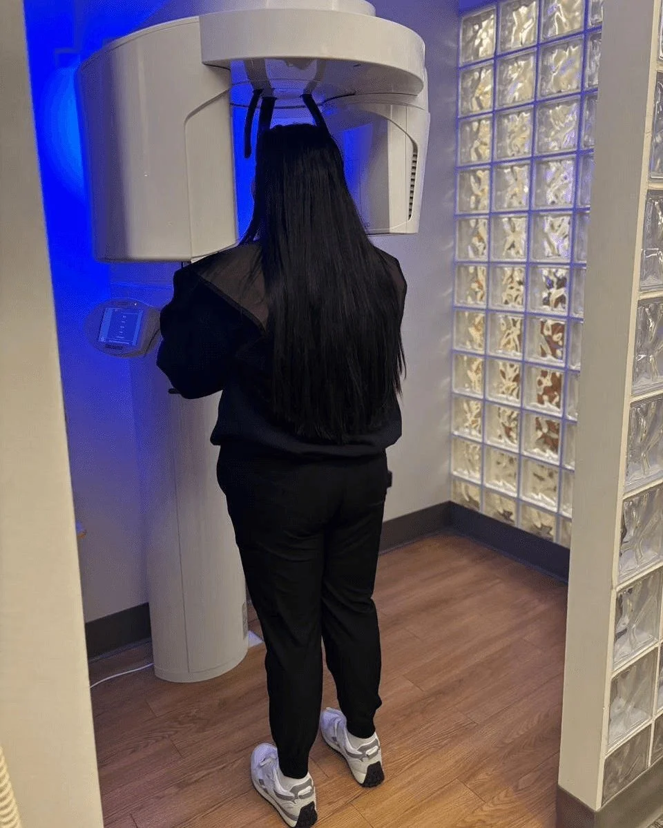 A panoramic X-ray helps us see the full picture of your oral health.
Better diagnosis. Better treatment. Better smile.💙🦷