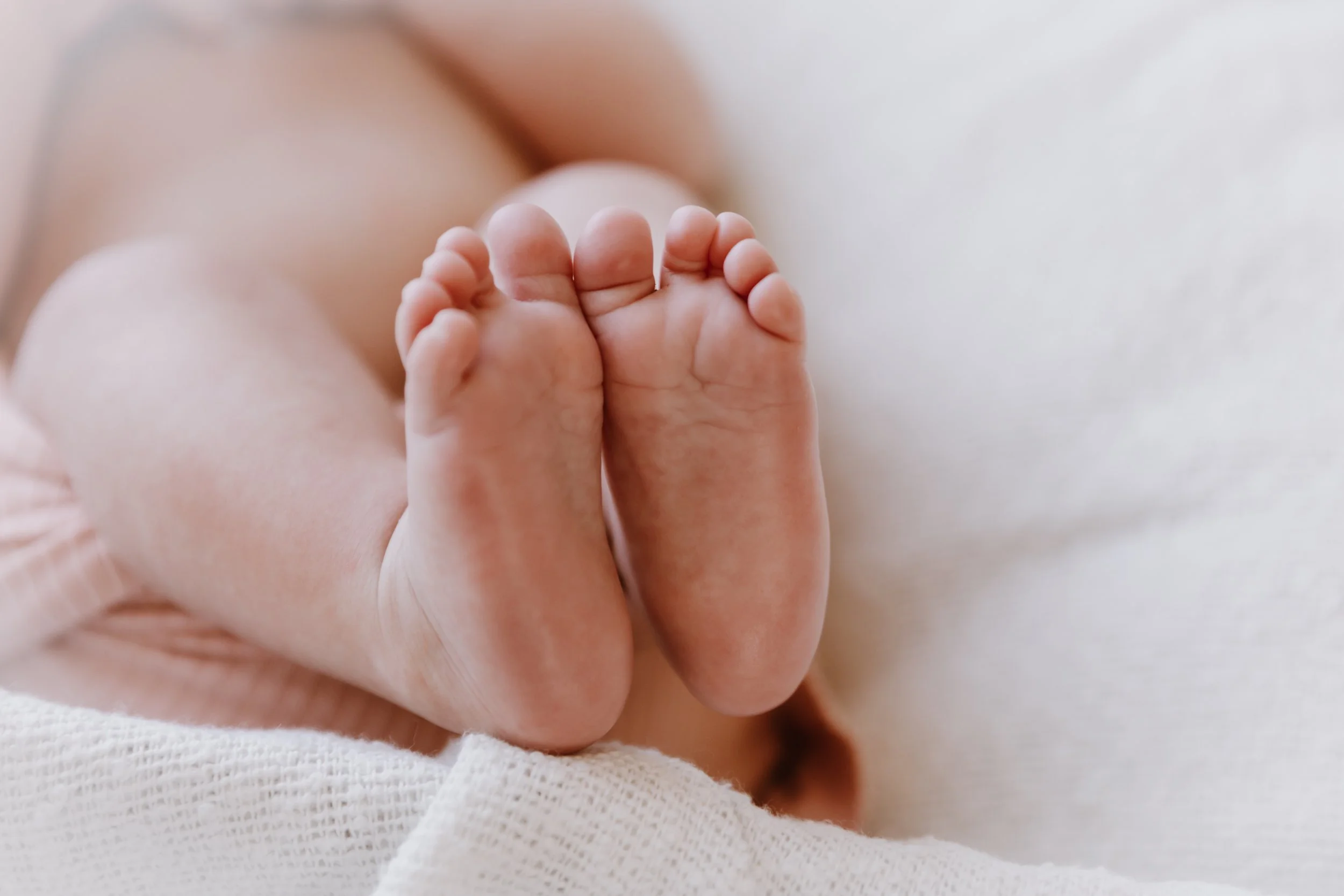 newborn baby feet close up soft natural light peoria illinois