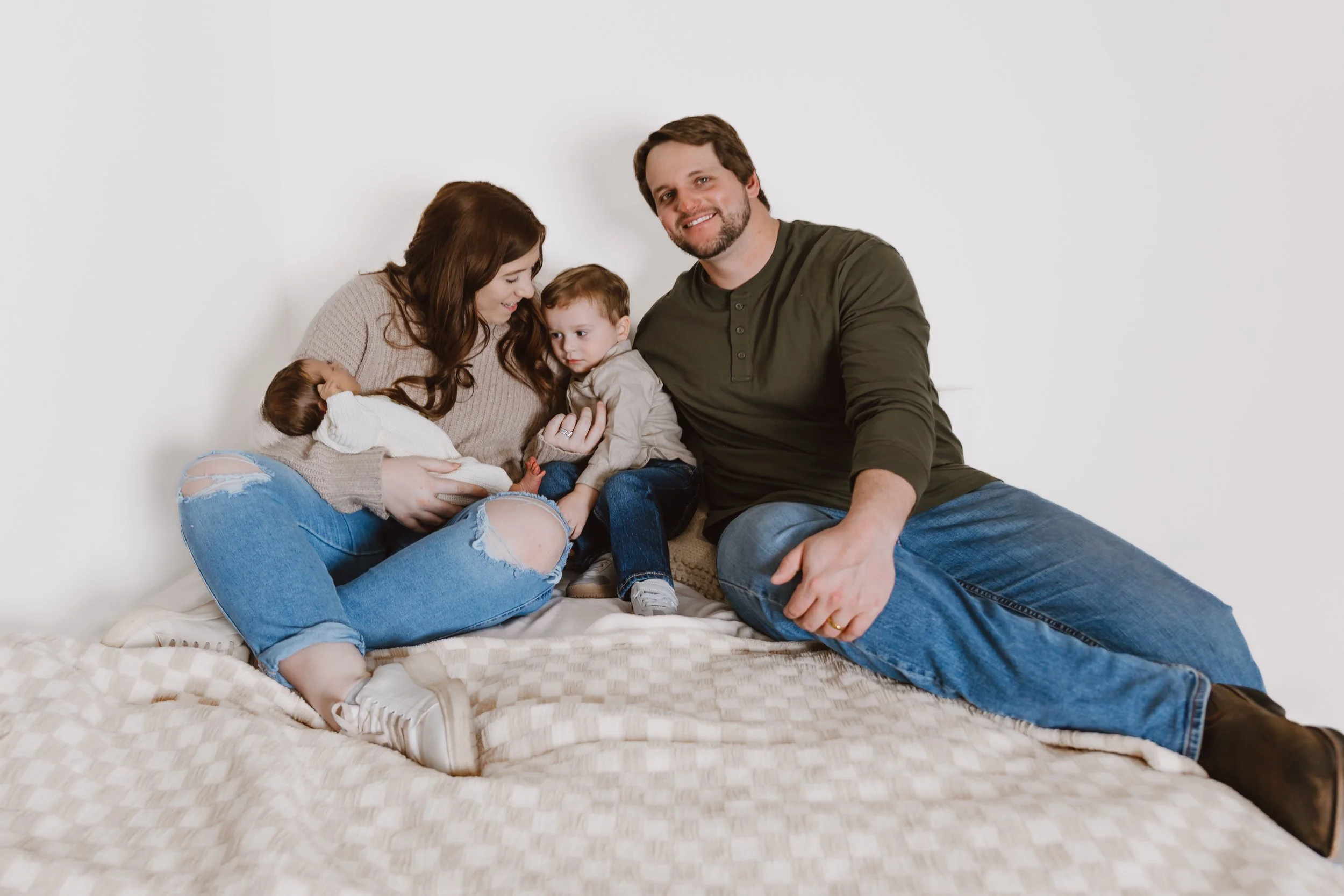 What to Expect During a Newborn Photography Session with a Toddler | Peoria, Illinois Family Photogr