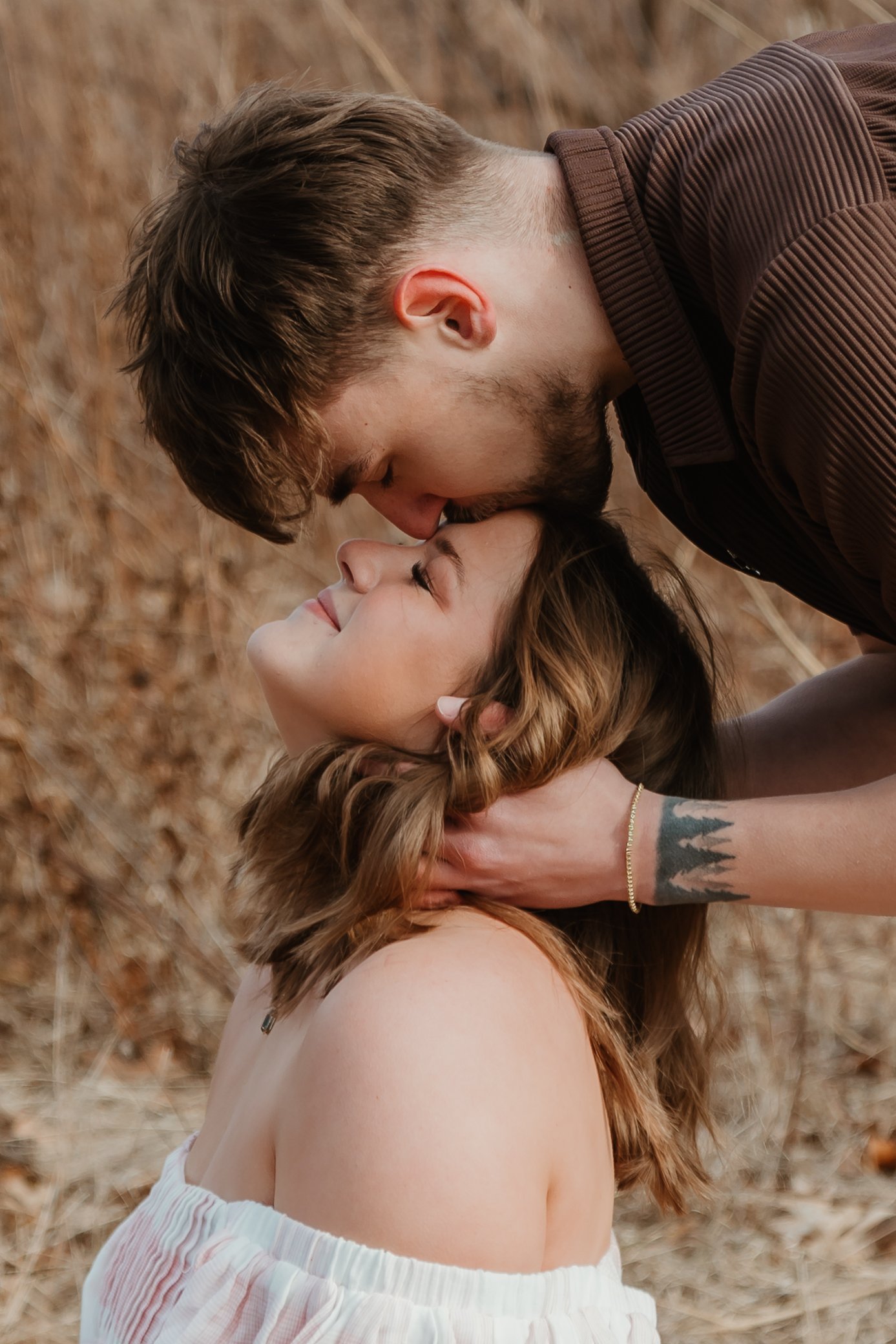 Natural couples photography at Donovan Park in Peoria Illinois with tall grasses