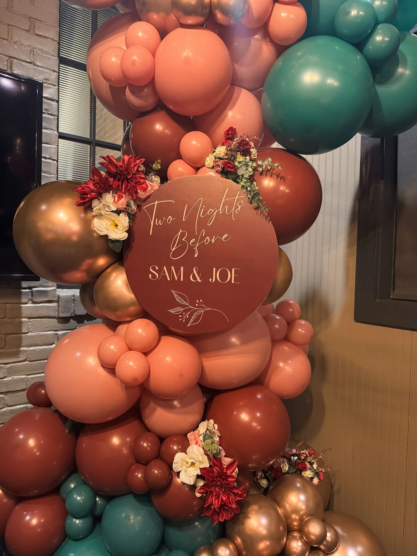 Two Nights Before 👰 🤵 Honored to create this garland for the happy couple&rsquo;s rehearsal dinner❤️Loved incorporating their wedding colors and florals into the design.

Thank you @prettyyprints for the beautiful custom sign and @gardenplaceballoo