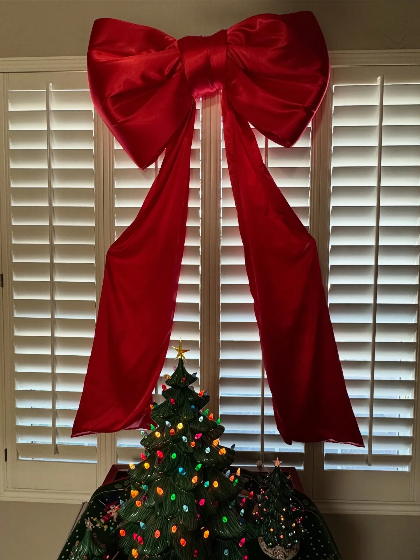 Thank you @jbackdrops for this gorgeous custom bow. 🎄Vintage  Christmas Trees and hand-sewn sequin table cover in honor of my beloved Mom❤️🙏🏻 Drop a pic below of yours if you have any of these 70&rsquo;s favorites🥰🎄