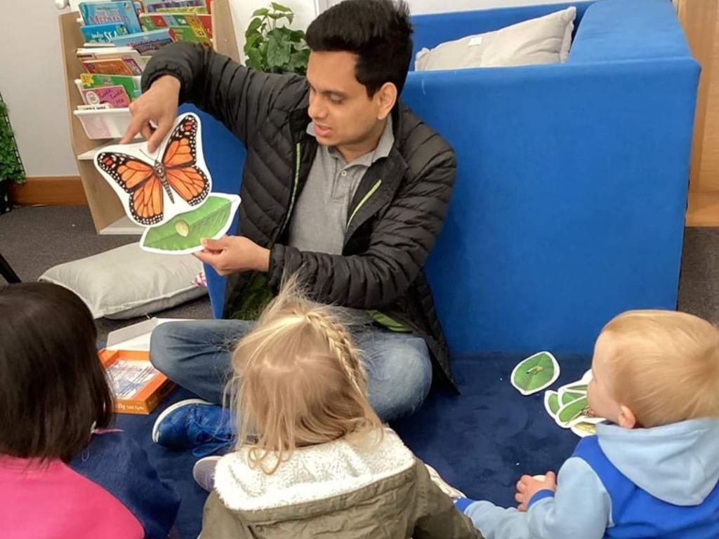 Childcare-Burwood-House-Educators-teaching-kids.jpg