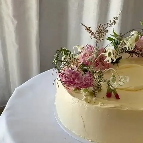 one-tier magic for Courtney &amp; Luke 💒
the most beautiful day for a beautiful couple! congratulations 🌸✨🌸✨ 

all content/ pics by @justmarriedsocials 
florals supplied by @bess_paddington 
venue @batherspavilion