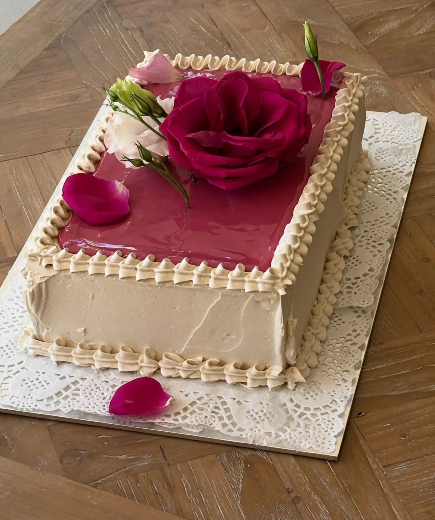 final cake of the year comes with its reminder that creativity and art are the gateway for expression, therapy and healing. love to everyone, have a safe and happy holiday, see you in January Xxx